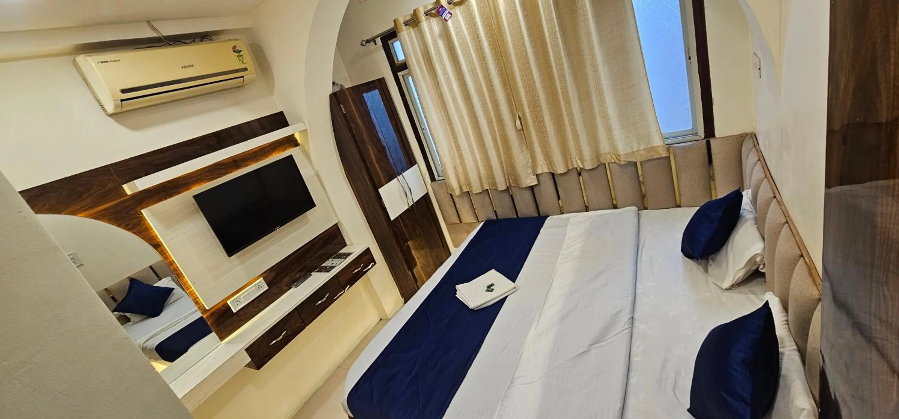 Bedroom, Bed in Hotel Aagman Palace - Near Mahakal Temple