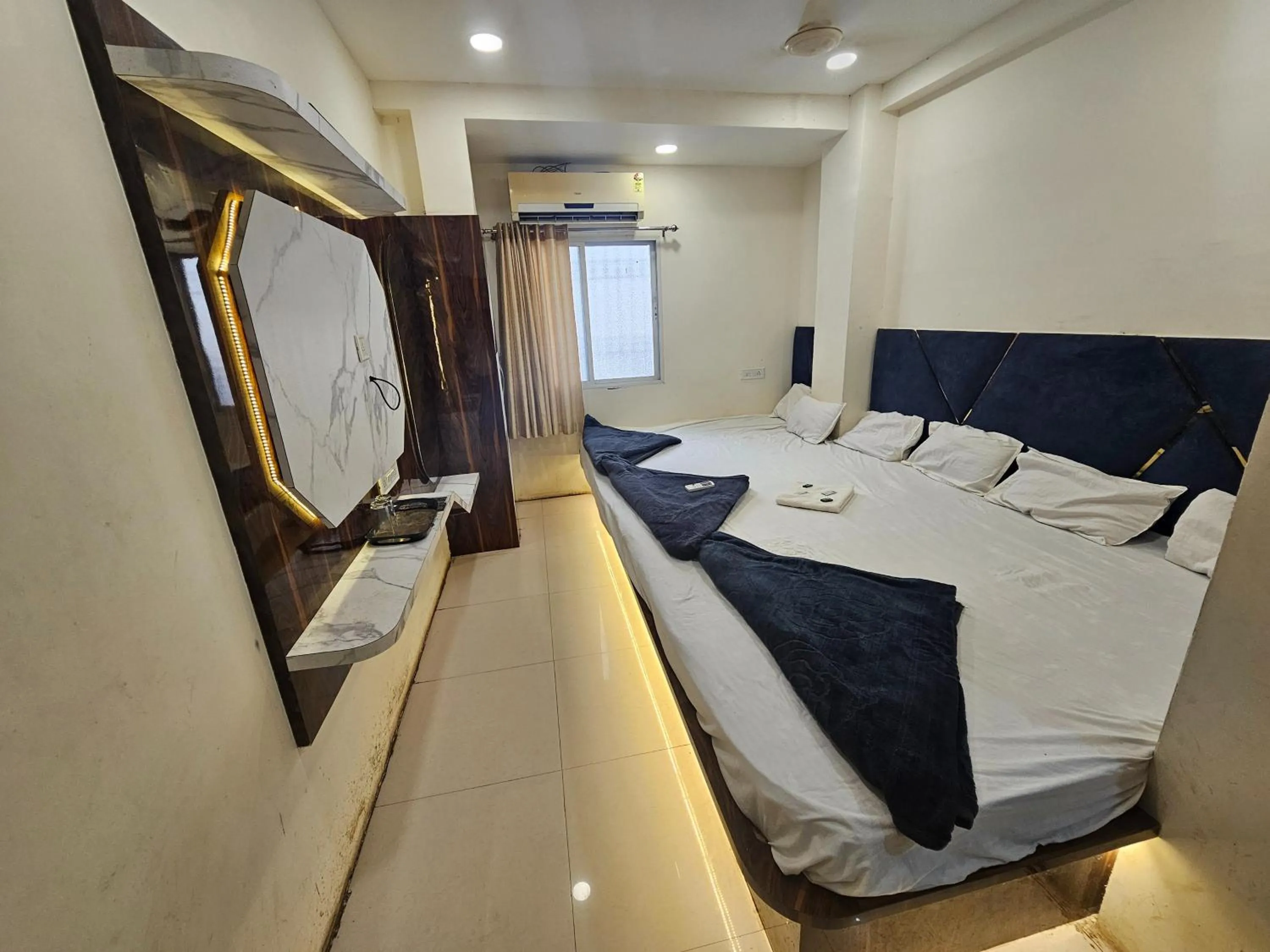 Bedroom, Bed in Hotel Aagman Palace - Near Mahakal Temple