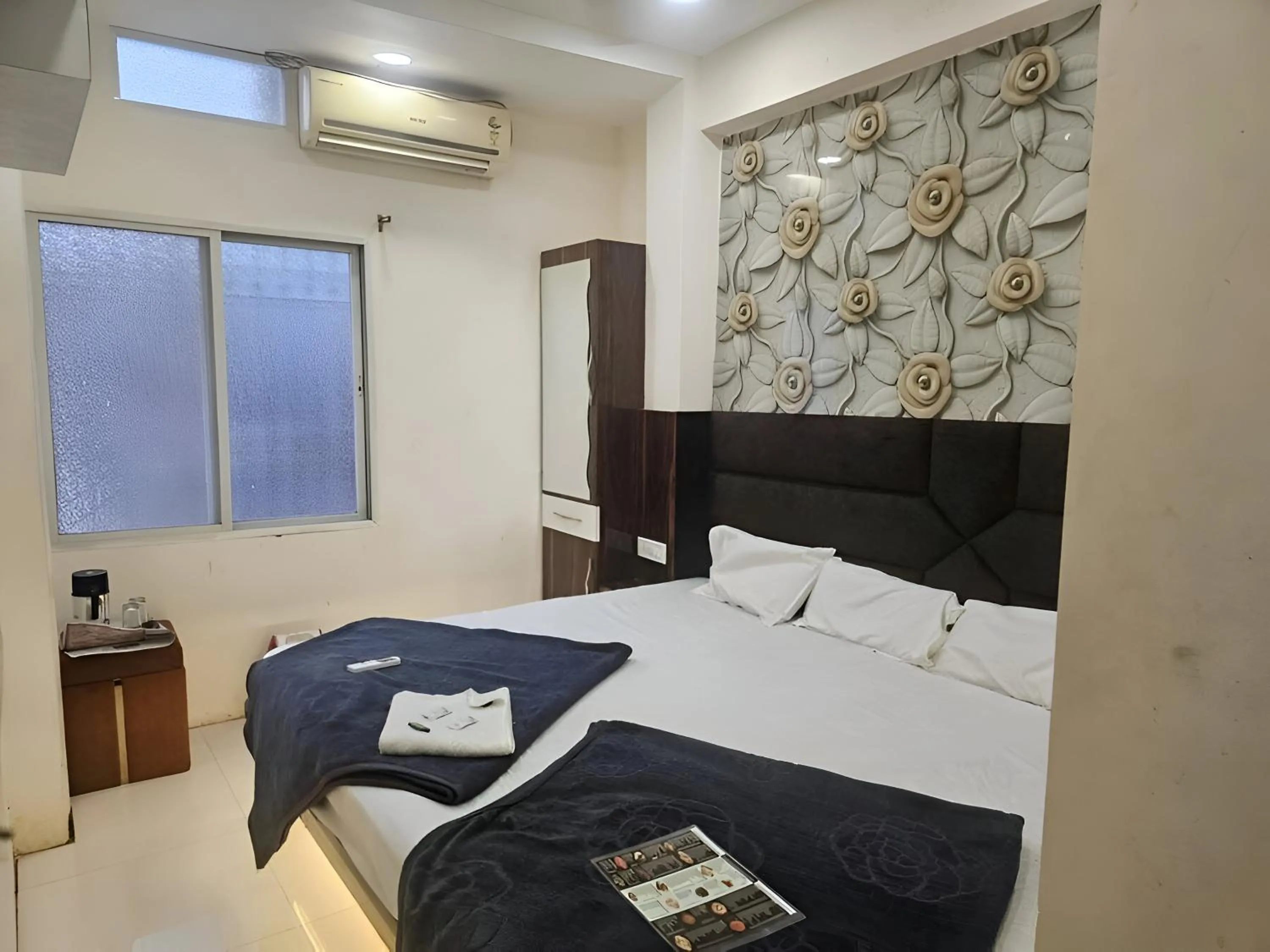 Bedroom, Bed in Hotel Aagman Palace - Near Mahakal Temple