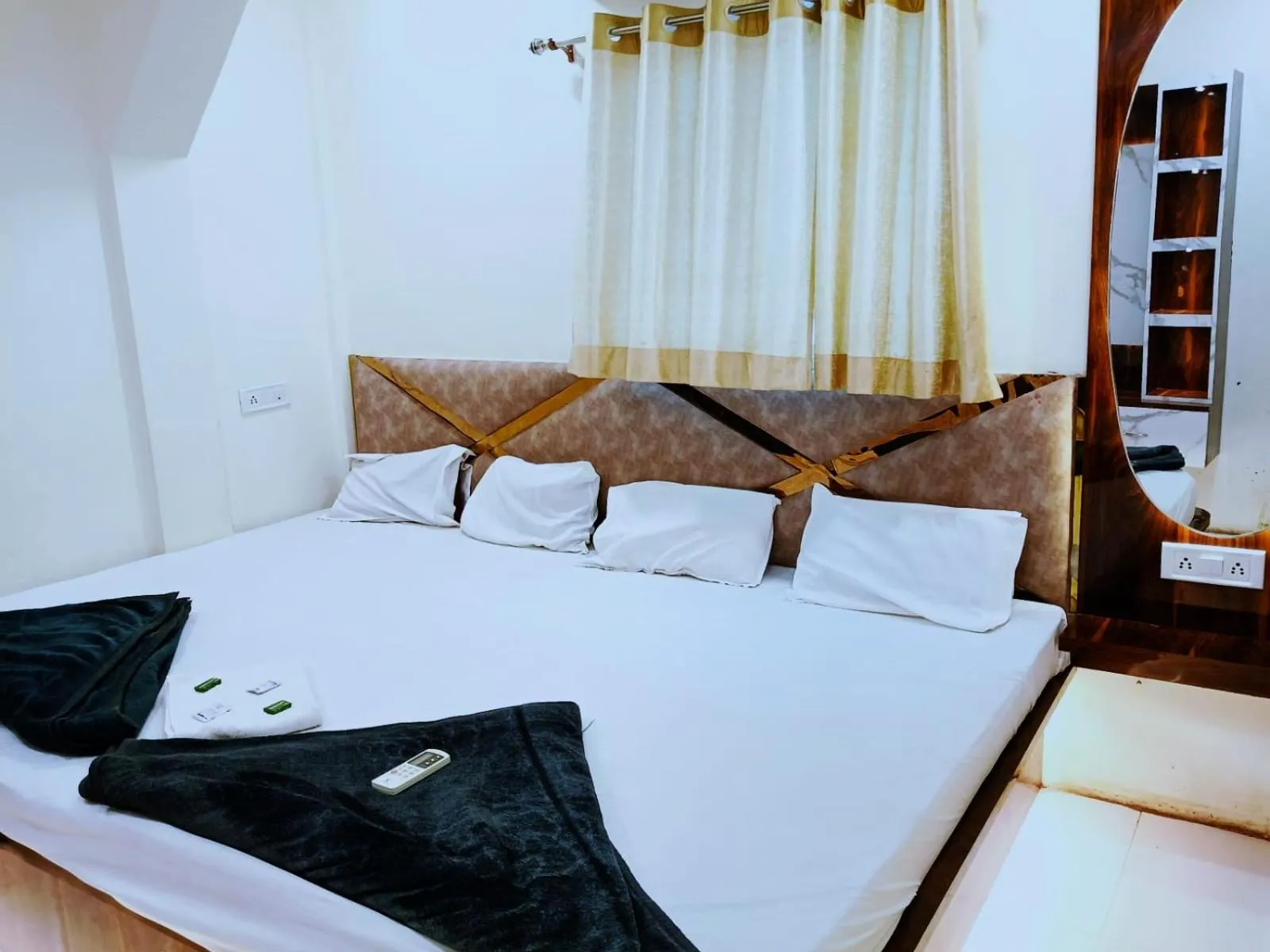 Bed in Hotel Aagman Palace - Near Mahakal Temple