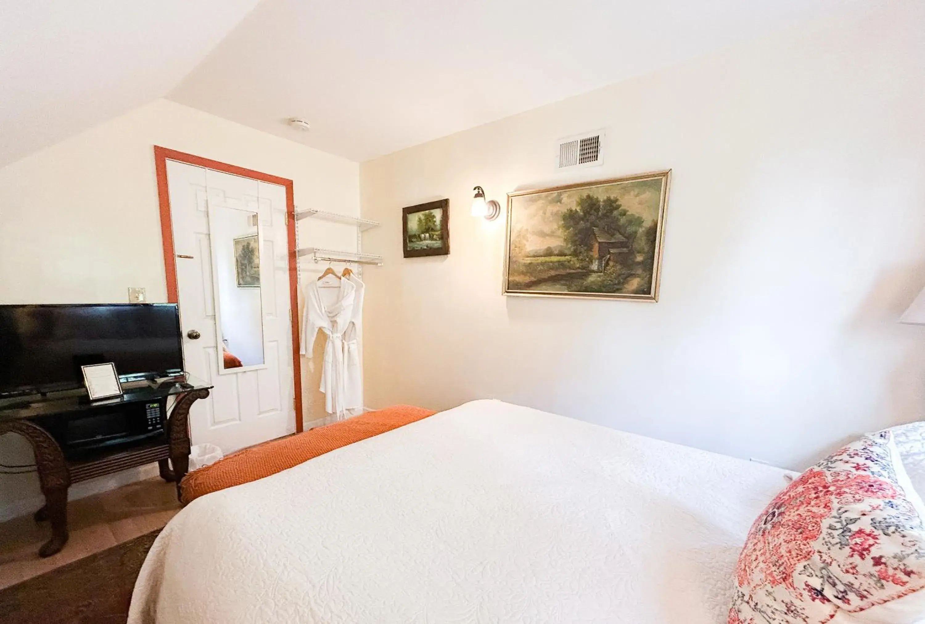 Two-Bedroom Loft Suite in The Borland House Inn Two-Bedroom Loft Suite in The Borland House Inn