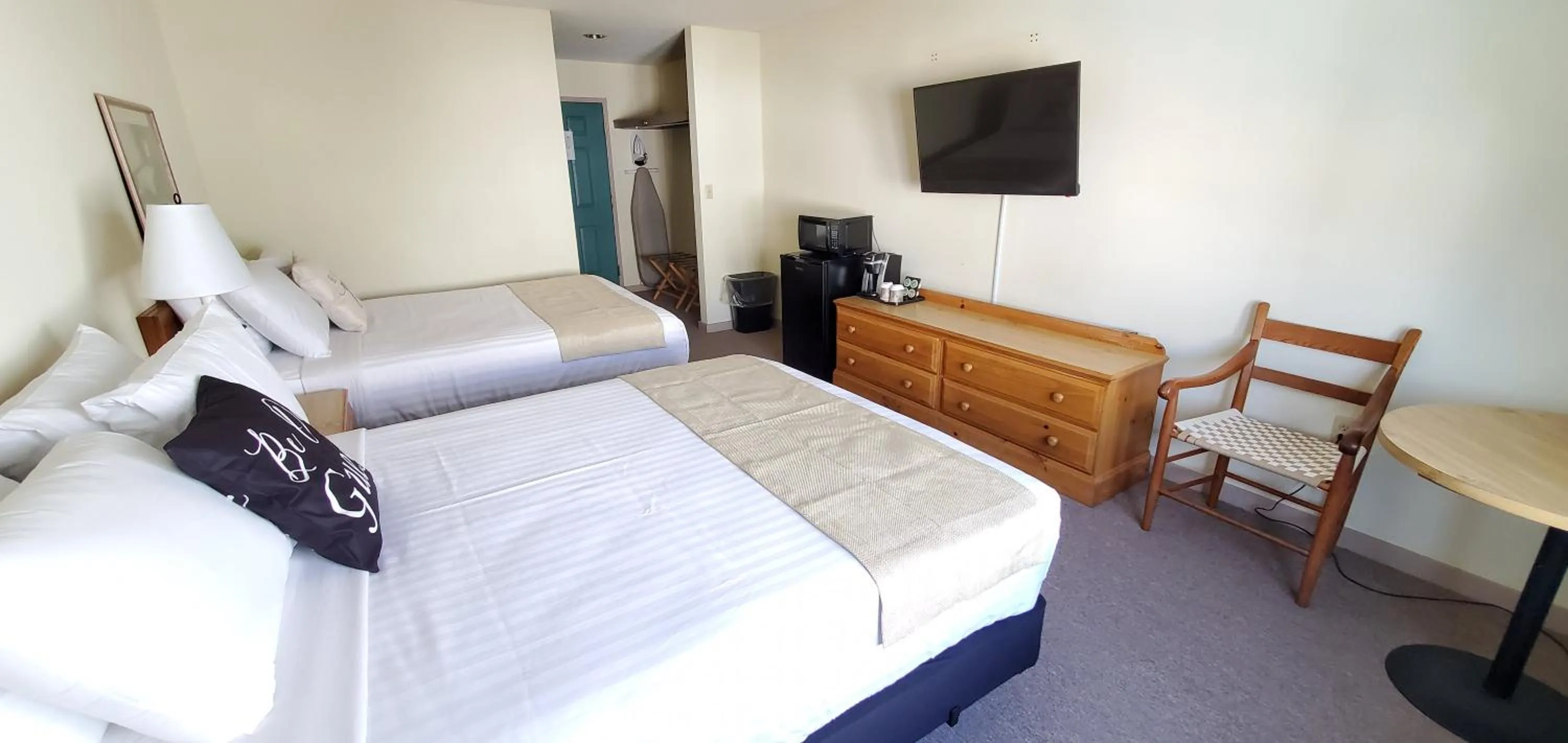 Photo of the whole room, Bed in Amish Inn