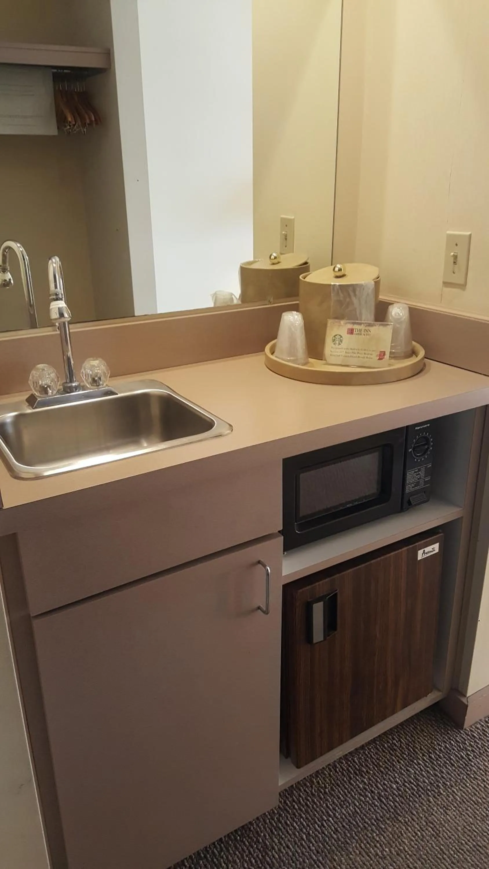 Kitchen or kitchenette in Amish Inn