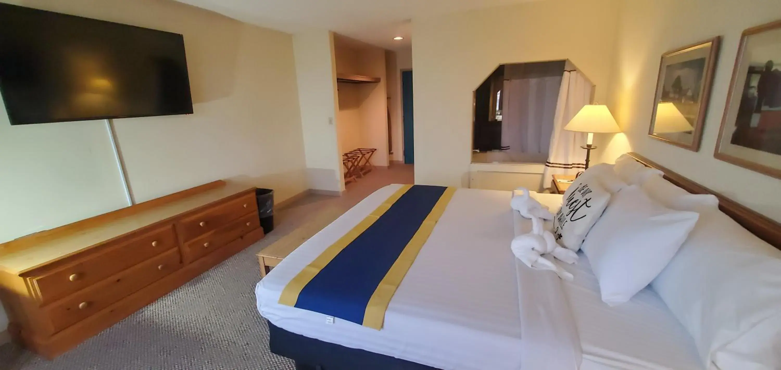 King Room with Spa Bath in Amish Inn King Room with Spa Bath in Amish Inn