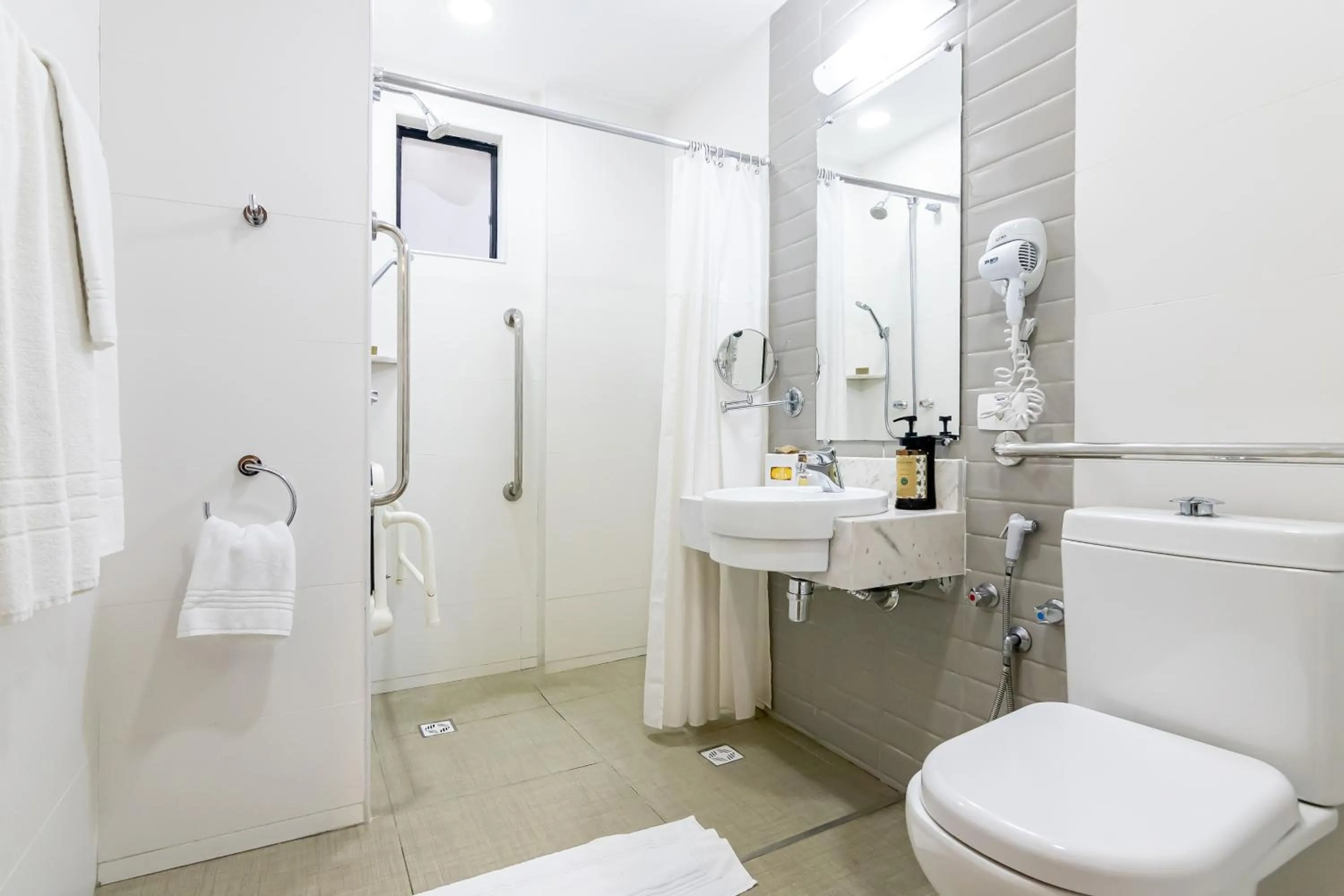 Toilet in Mercure Curitiba 7 de Setembro