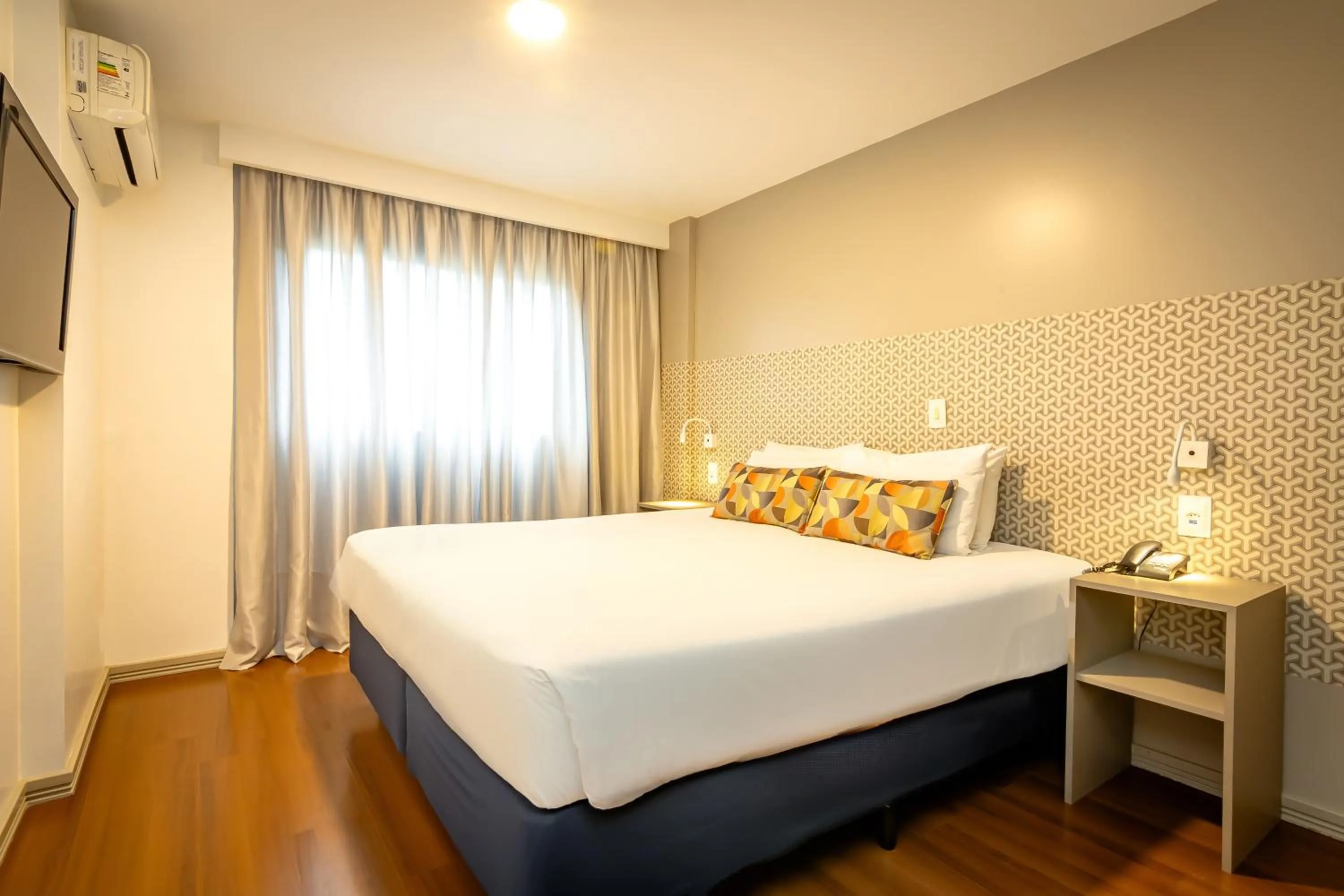 Photo of the whole room, Bed in Mercure Curitiba 7 de Setembro