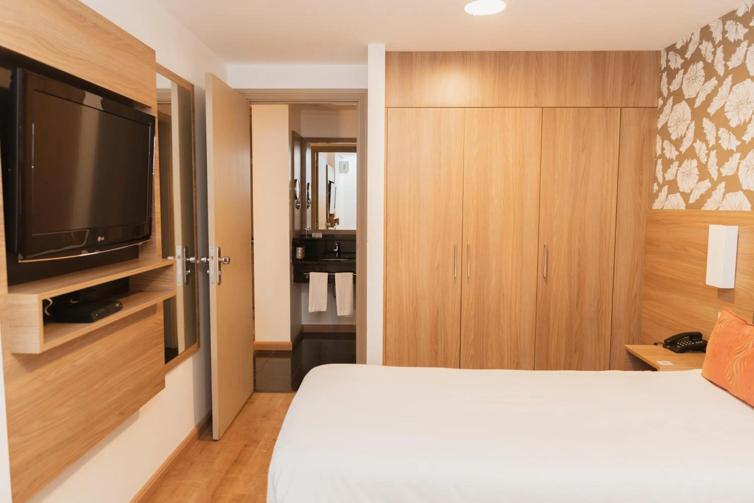 Photo of the whole room, Bed in Intercity Curitiba 7 de Setembro