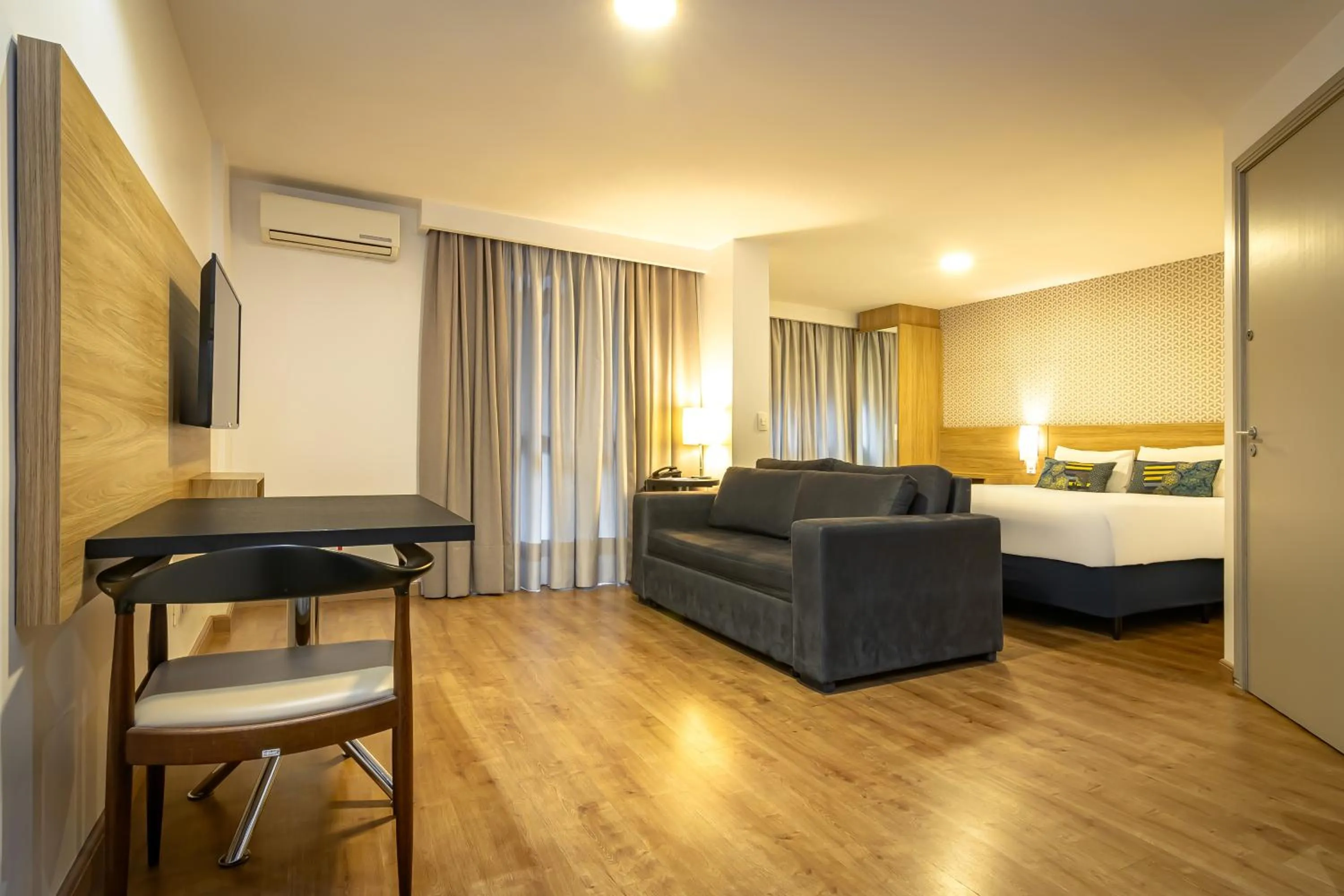 Photo of the whole room, Bed in Mercure Curitiba 7 de Setembro