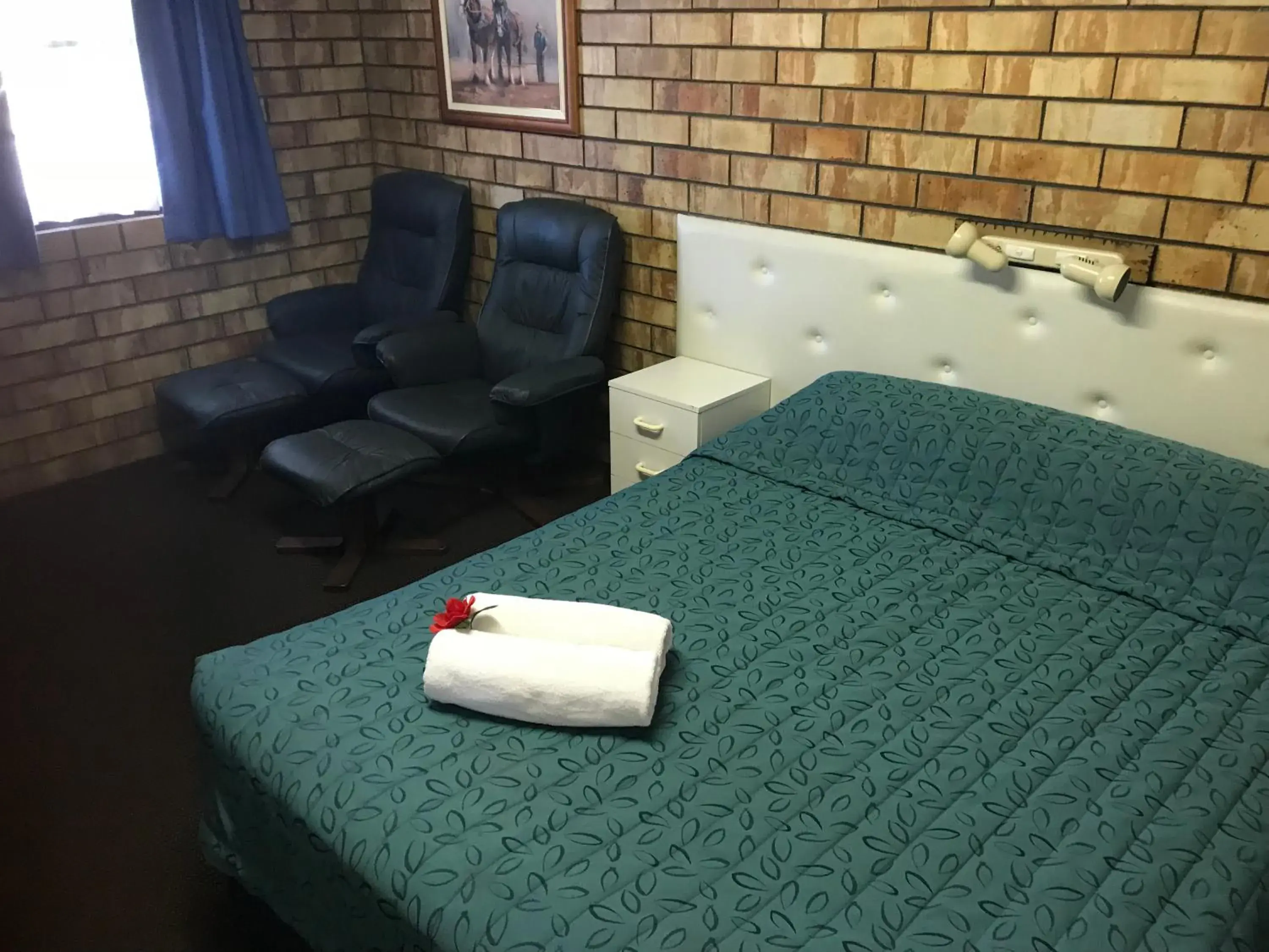 Queen Room in Miles Outback Motel Queen Room in Miles Outback Motel