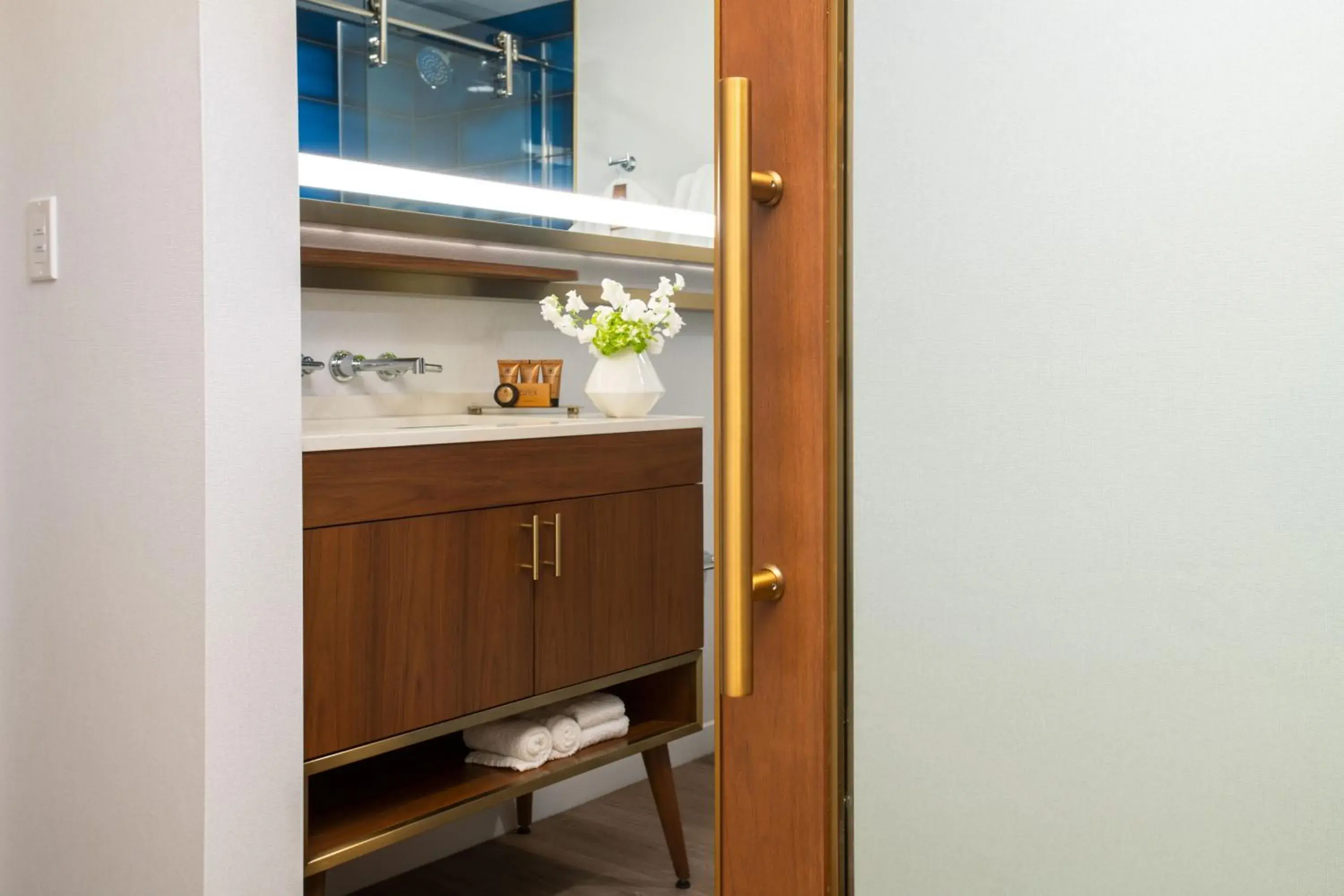 Deluxe King Room with Limited View in Le Meridien Essex Chicago Deluxe King Room with Limited View in Le Meridien Essex Chicago