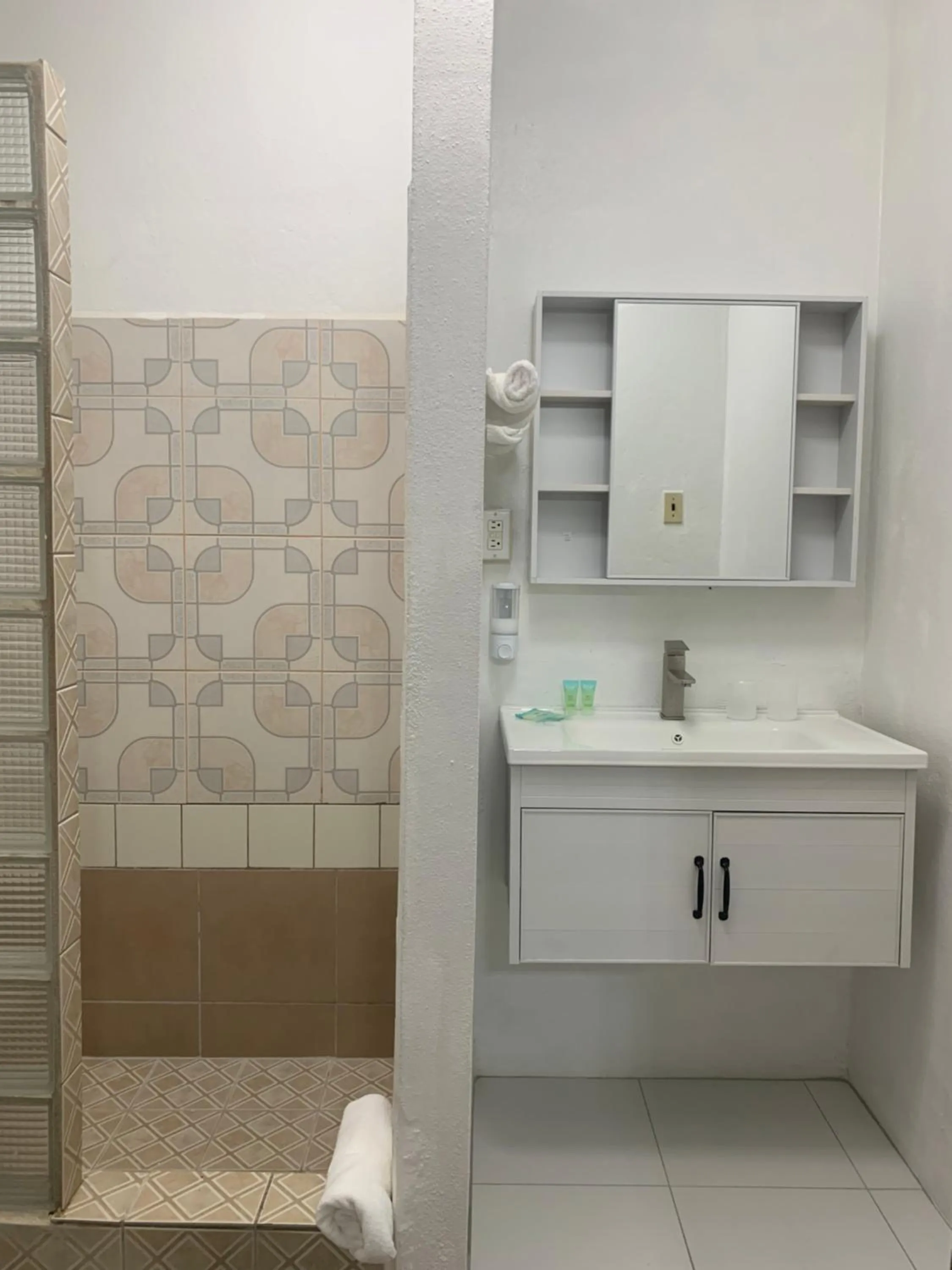 Shower in Bonefish Hotel