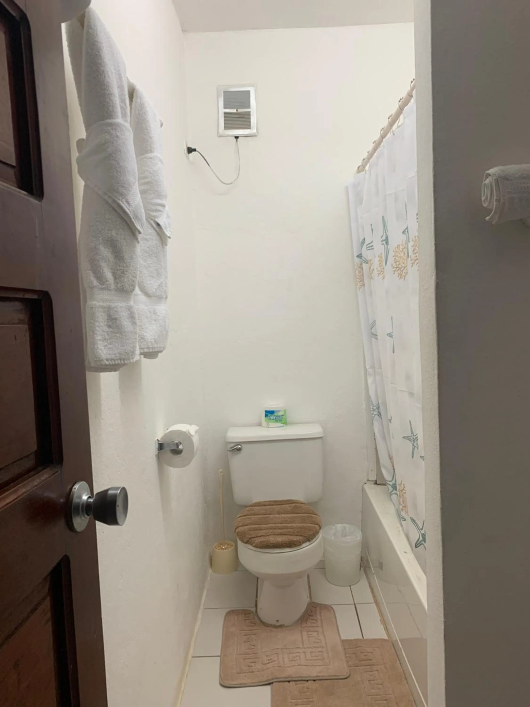 Toilet in Bonefish Hotel