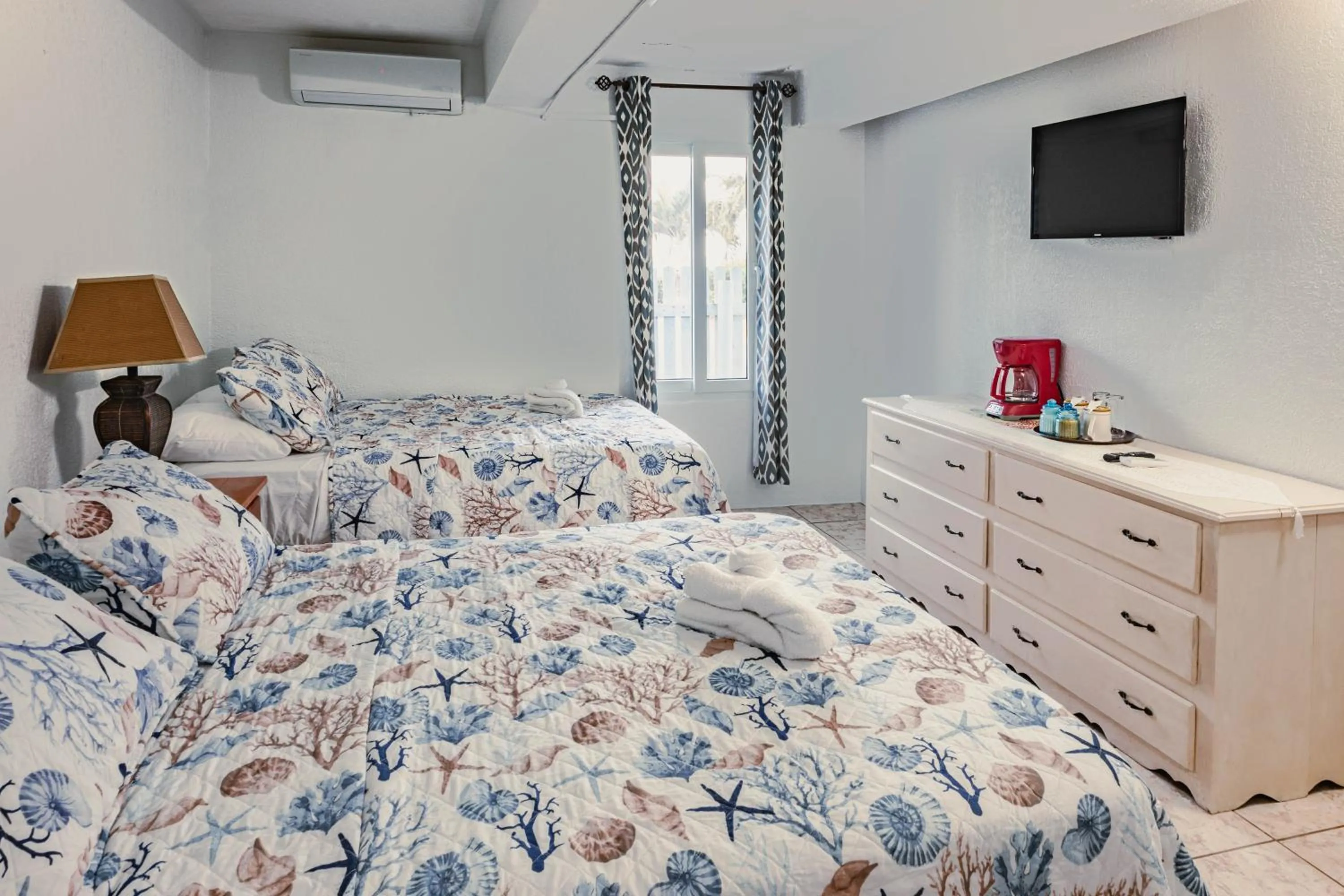 Bed in Bonefish Hotel