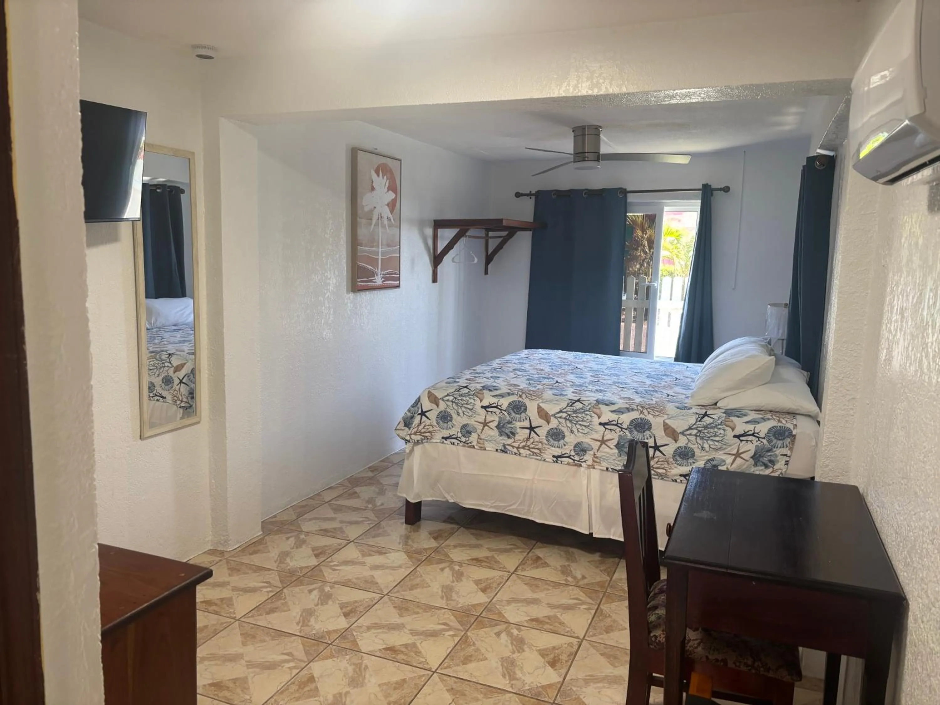 Bed in Bonefish Hotel