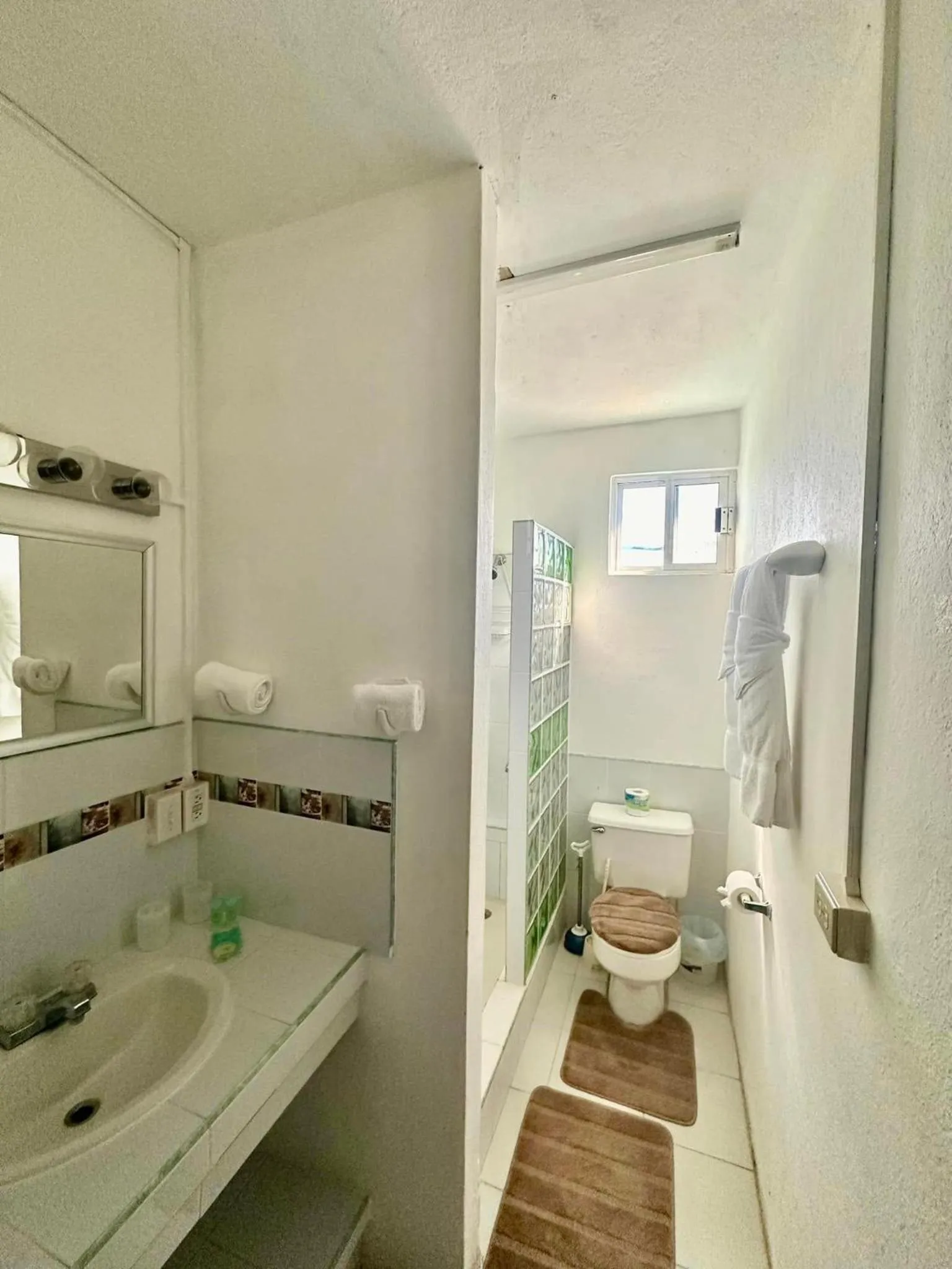 Shower in Bonefish Hotel