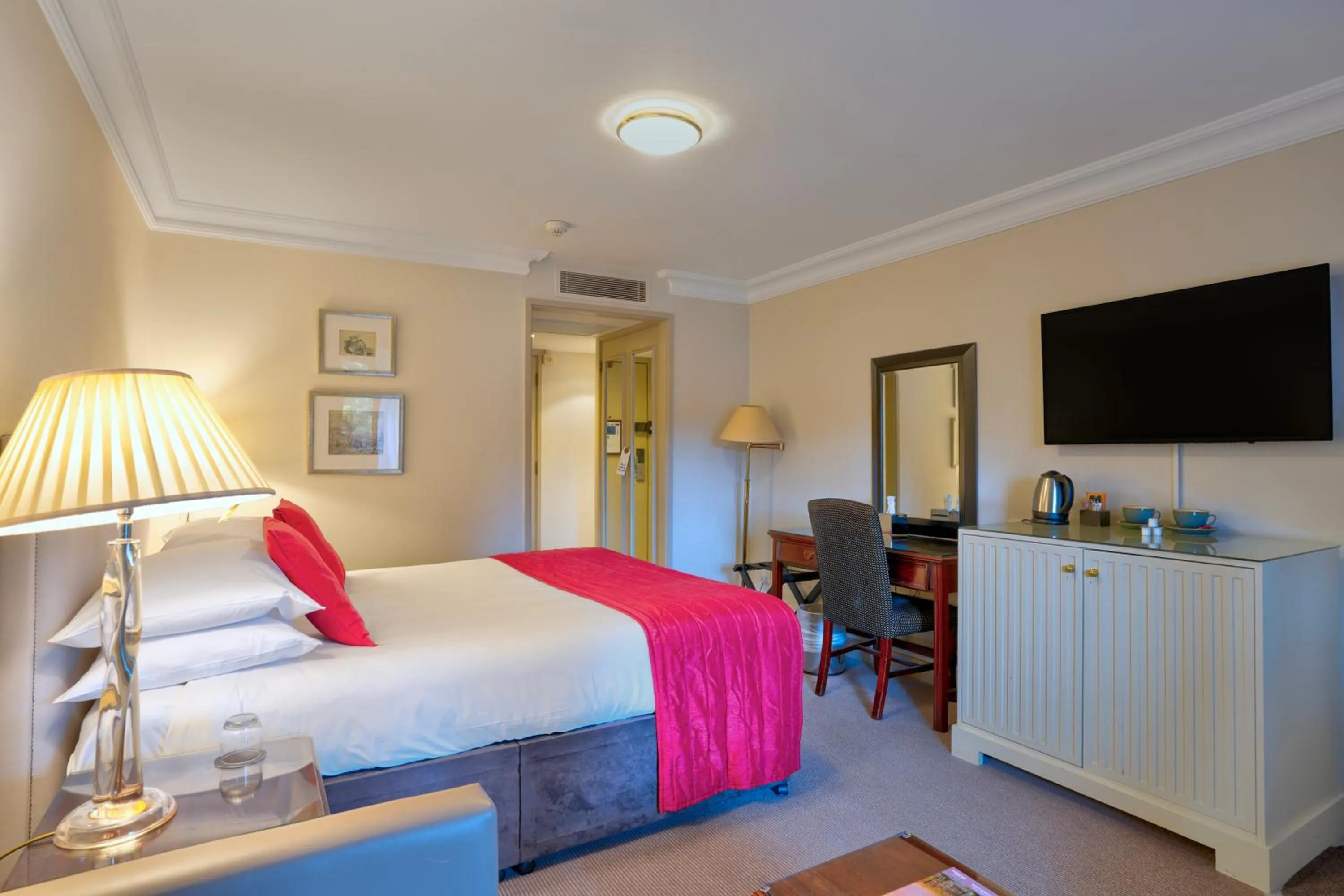 Bedroom, Bed in Sunday Box Hill Burford Bridge Hotel