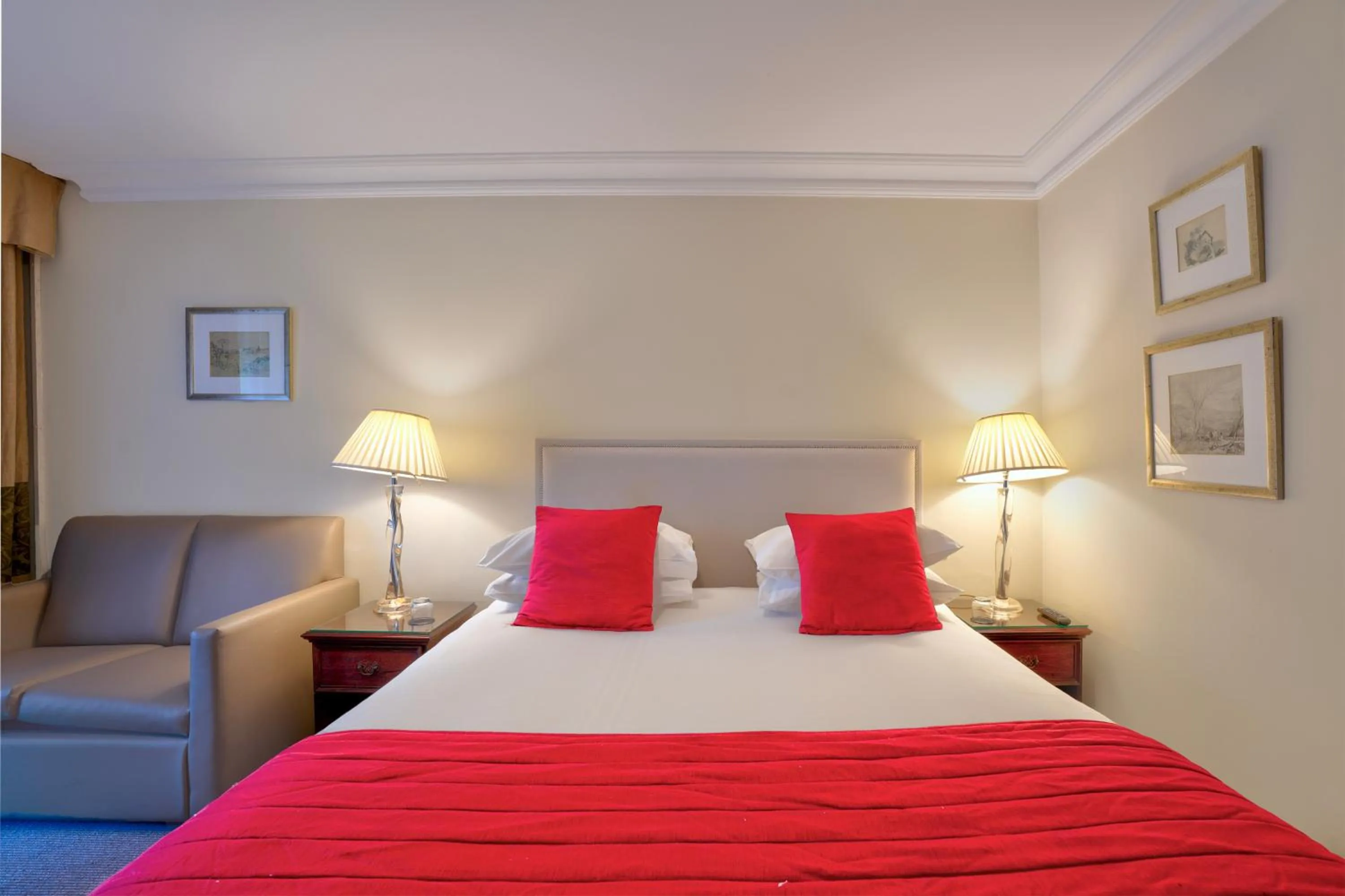 Bedroom, Bed in Sunday Box Hill Burford Bridge Hotel