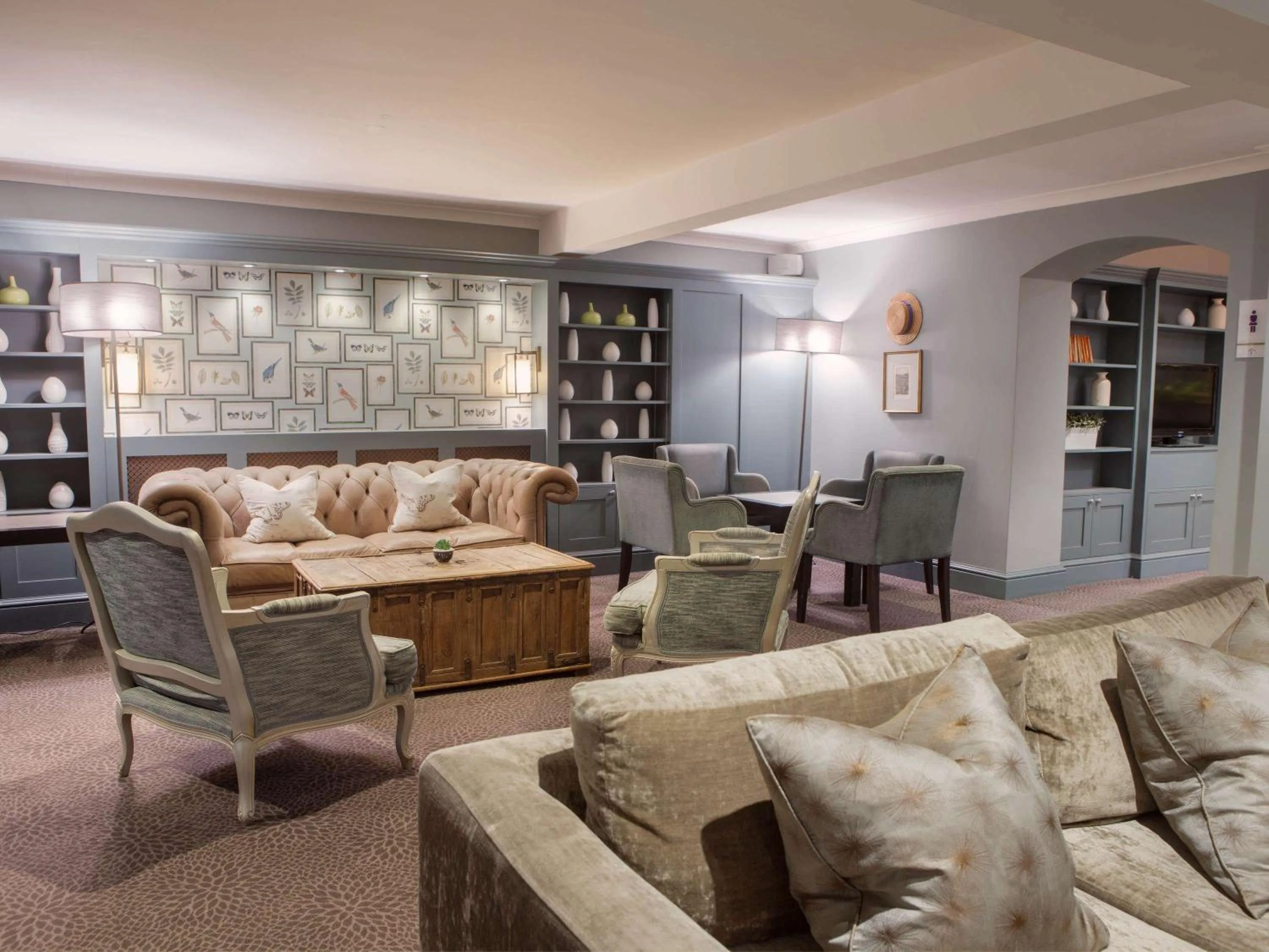 Lounge or bar in Sunday Box Hill Burford Bridge Hotel
