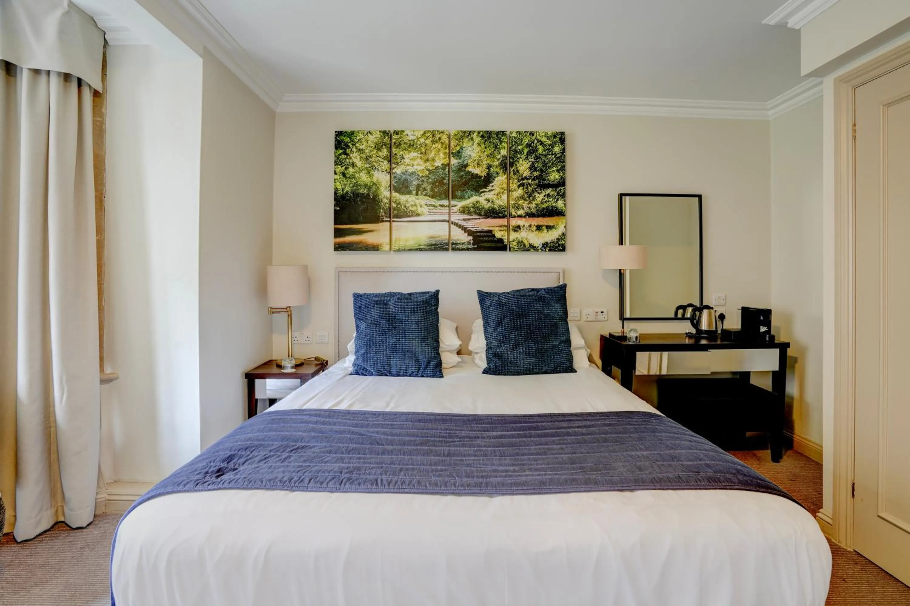 Bedroom, Bed in Sunday Box Hill Burford Bridge Hotel