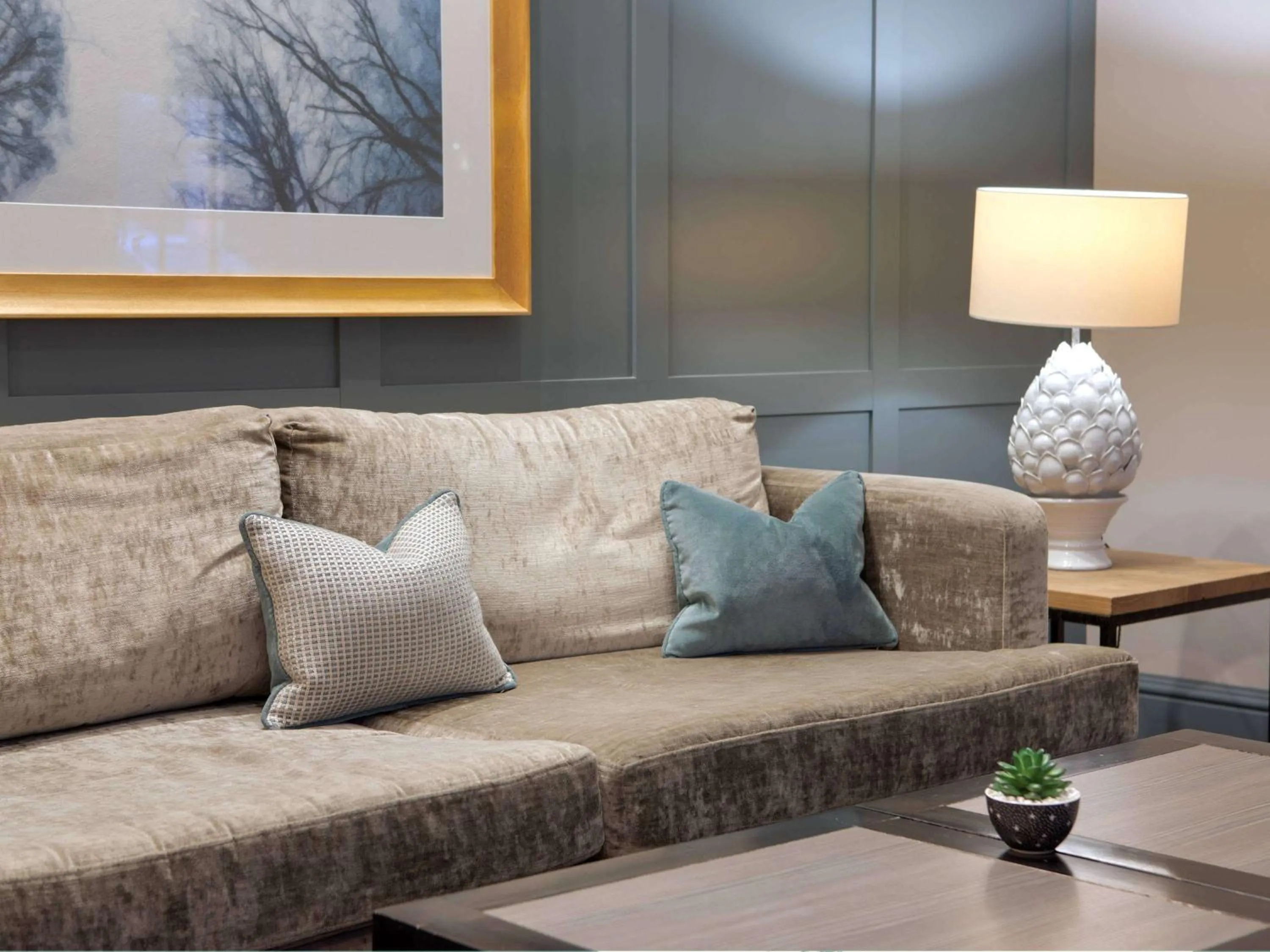 Lounge or bar in Sunday Box Hill Burford Bridge Hotel