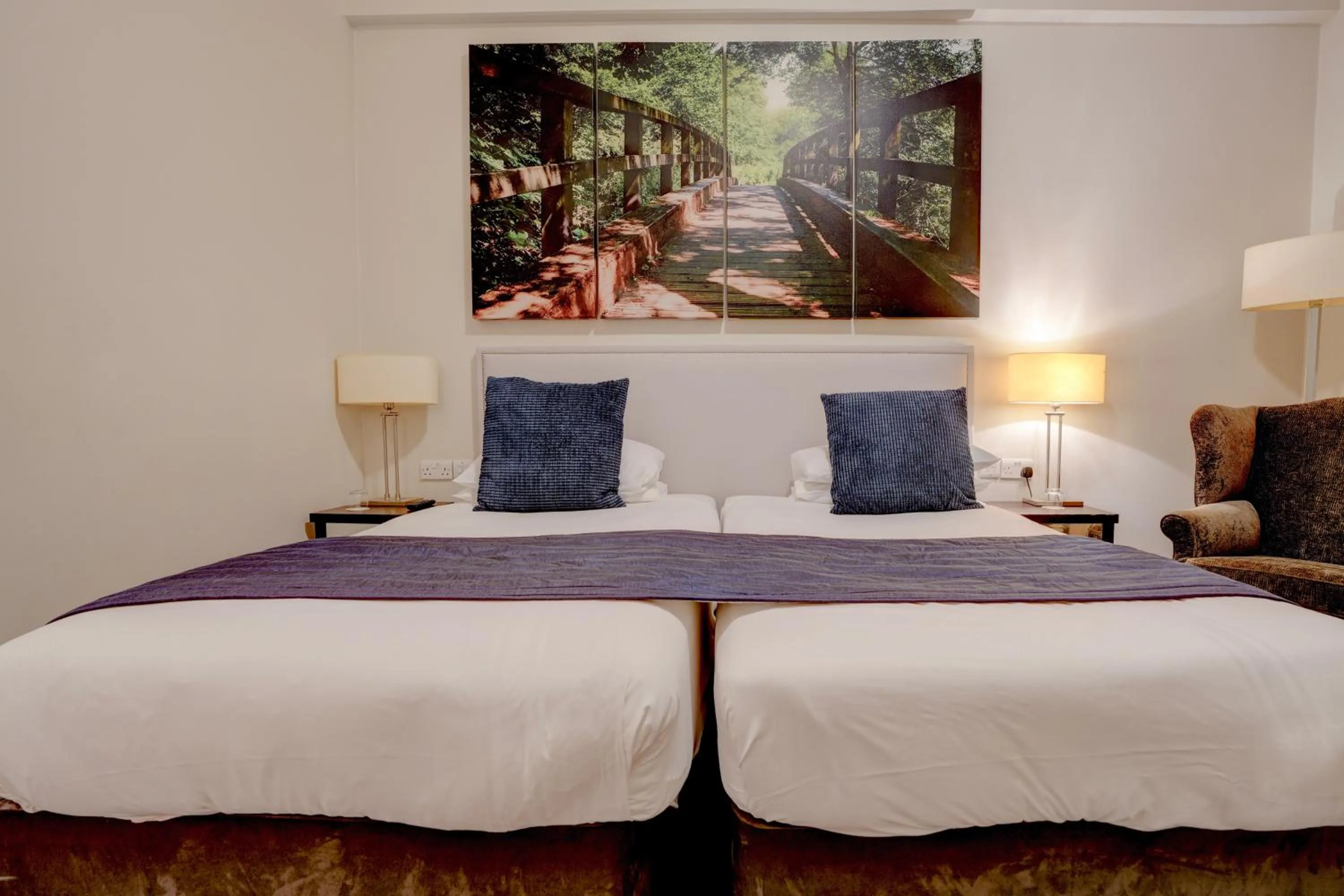 Bedroom, Bed in Sunday Box Hill Burford Bridge Hotel