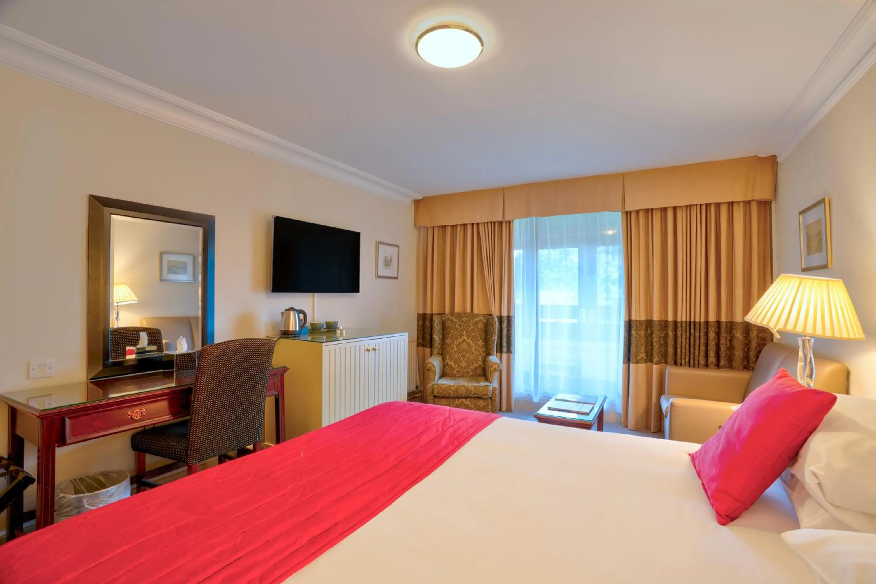 Bedroom, Bed in Sunday Box Hill Burford Bridge Hotel