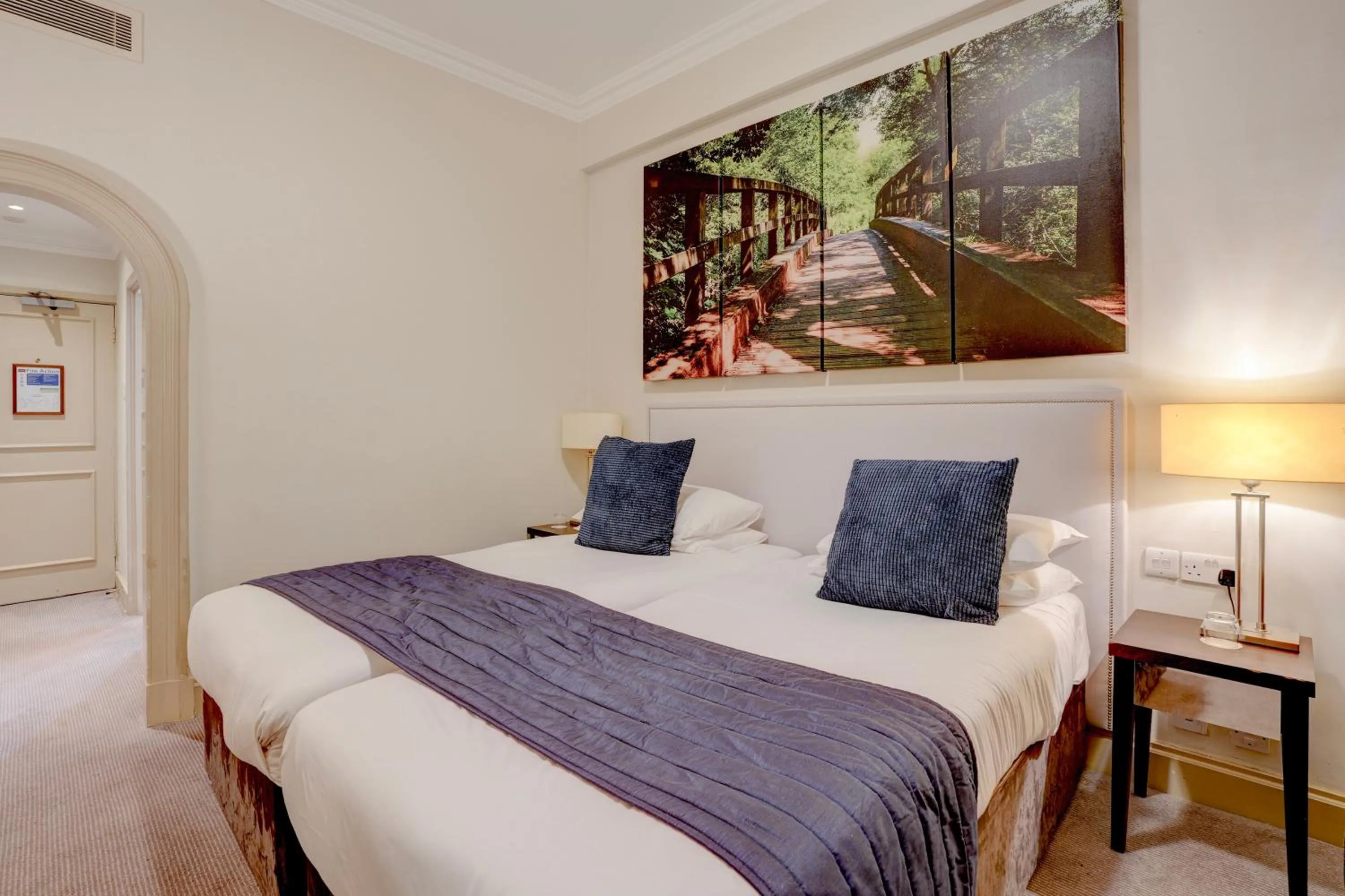 Bedroom, Bed in Sunday Box Hill Burford Bridge Hotel