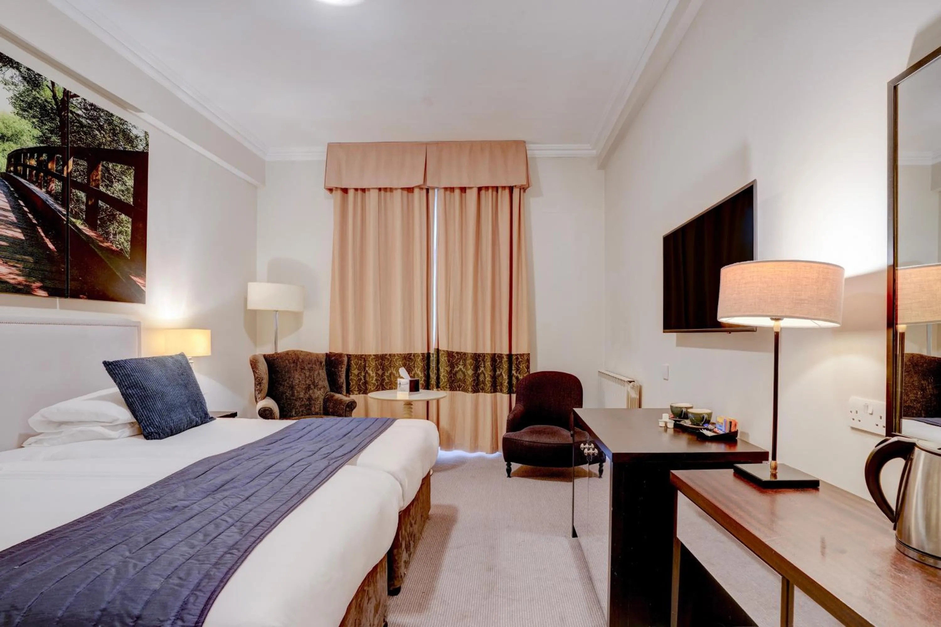 Bedroom, Bed in Sunday Box Hill Burford Bridge Hotel