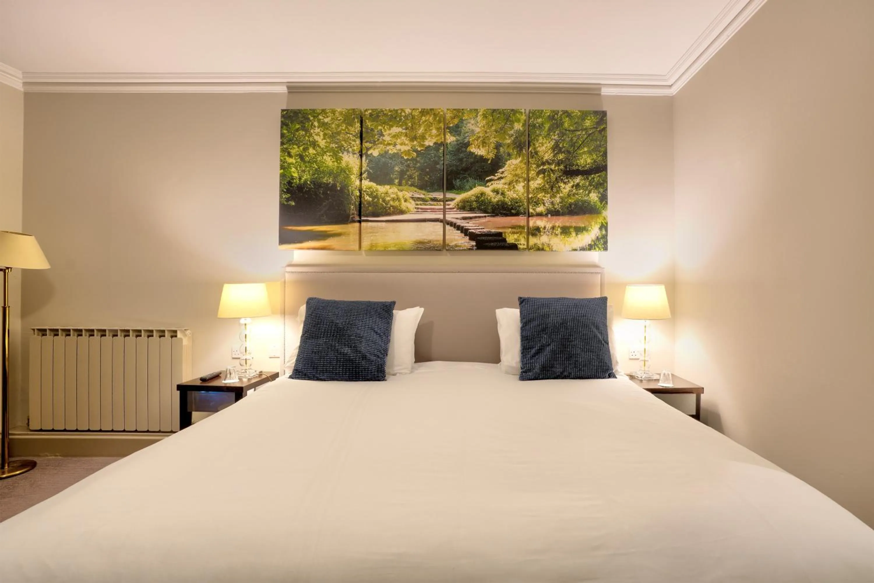 Bedroom, Bed in Sunday Box Hill Burford Bridge Hotel