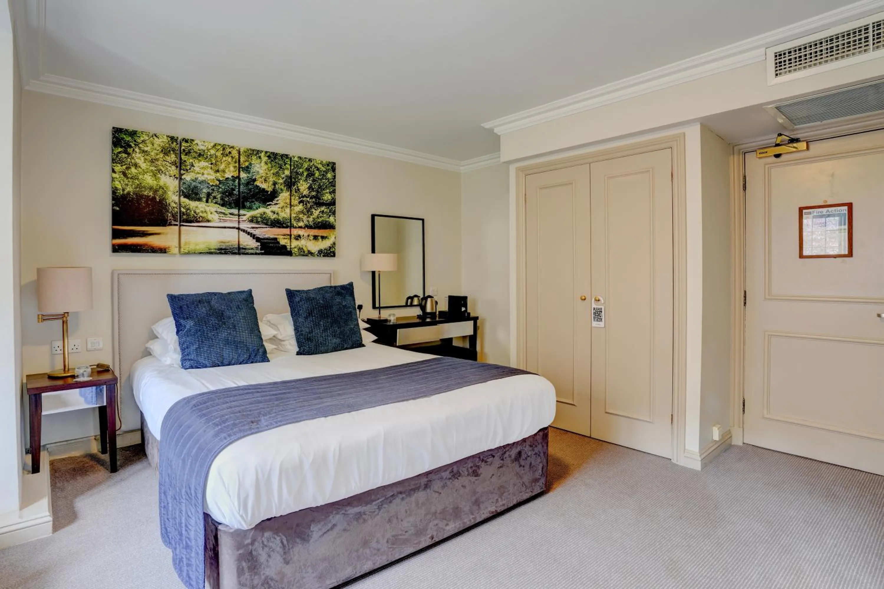 Bedroom, Bed in Sunday Box Hill Burford Bridge Hotel