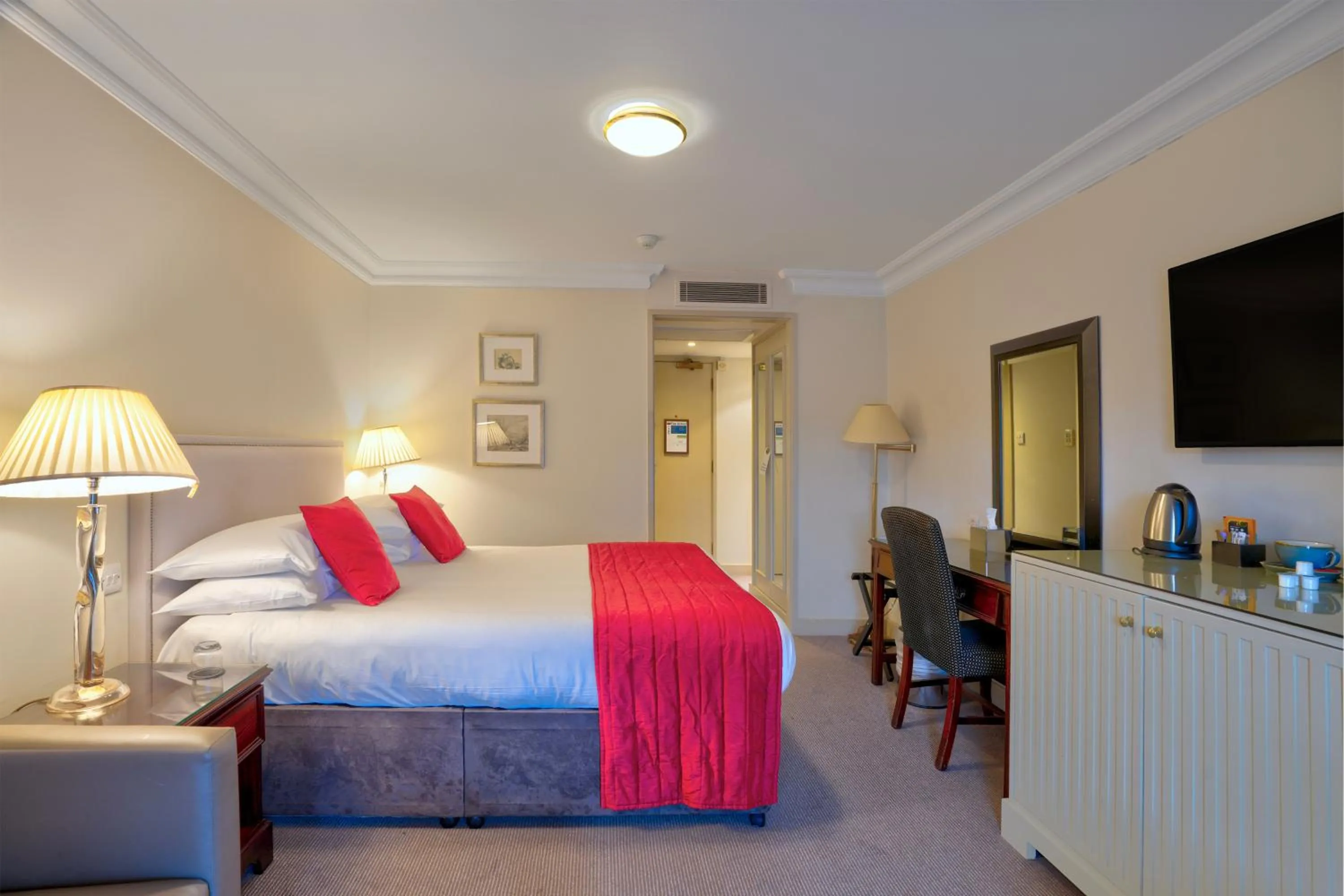 Bedroom, Bed in Sunday Box Hill Burford Bridge Hotel