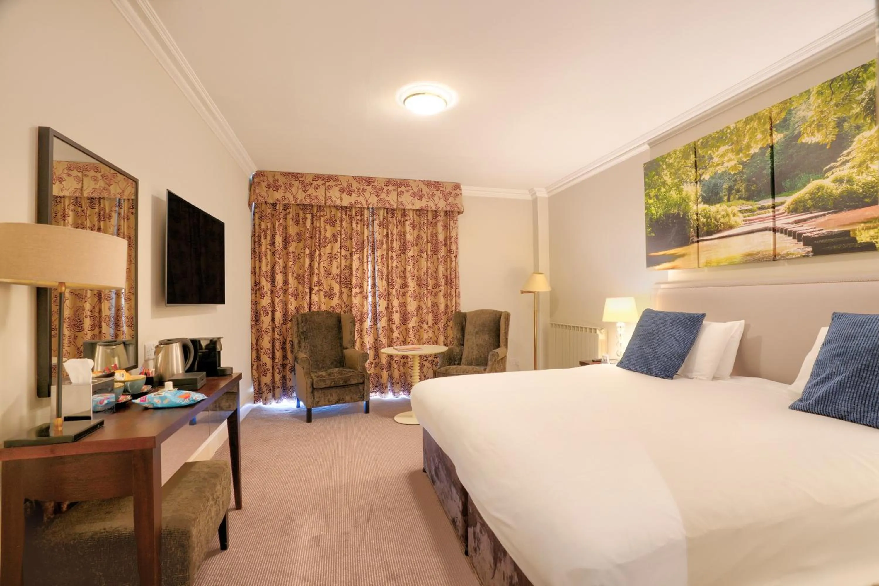 Bedroom, Bed in Sunday Box Hill Burford Bridge Hotel