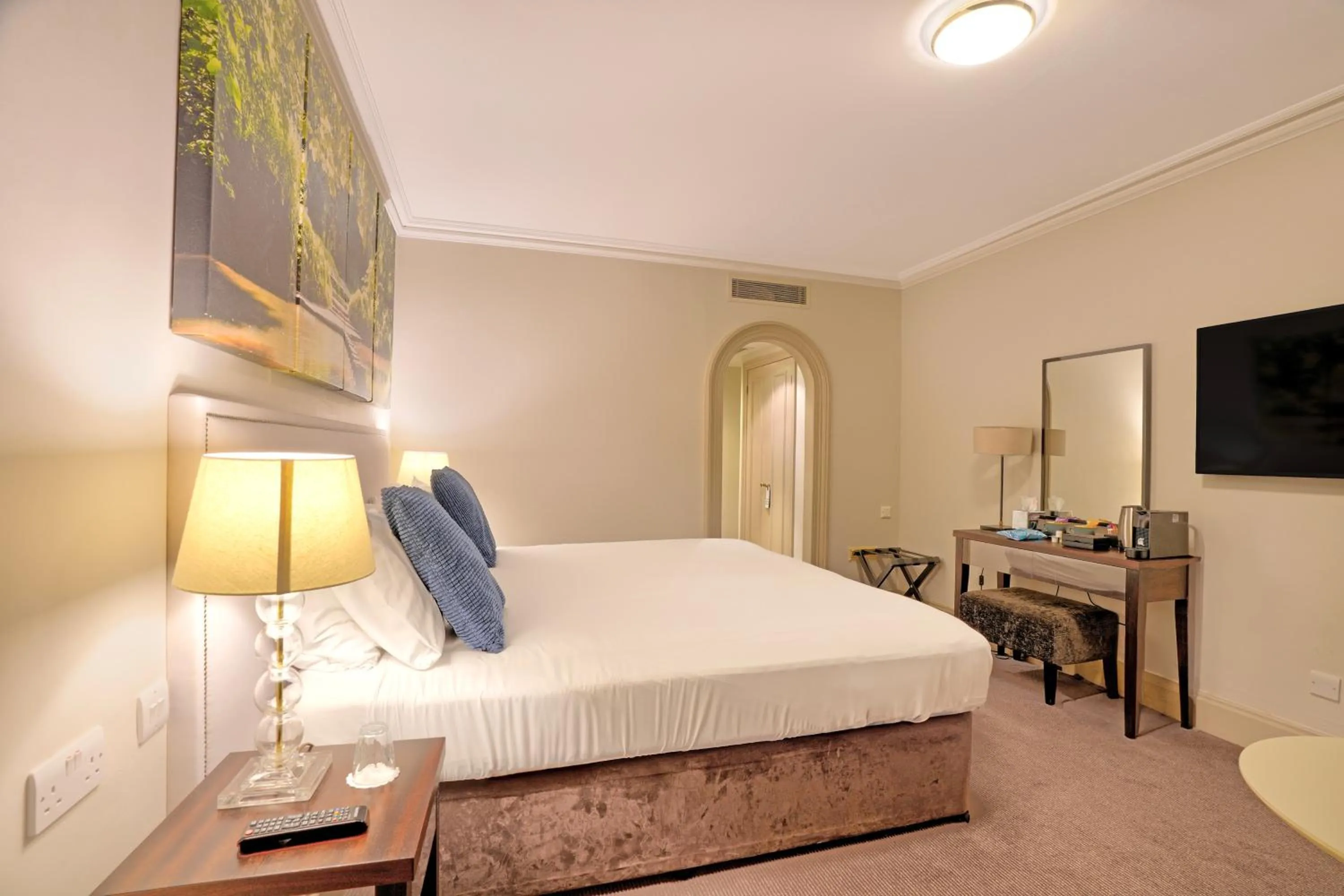 Bedroom, Bed in Sunday Box Hill Burford Bridge Hotel