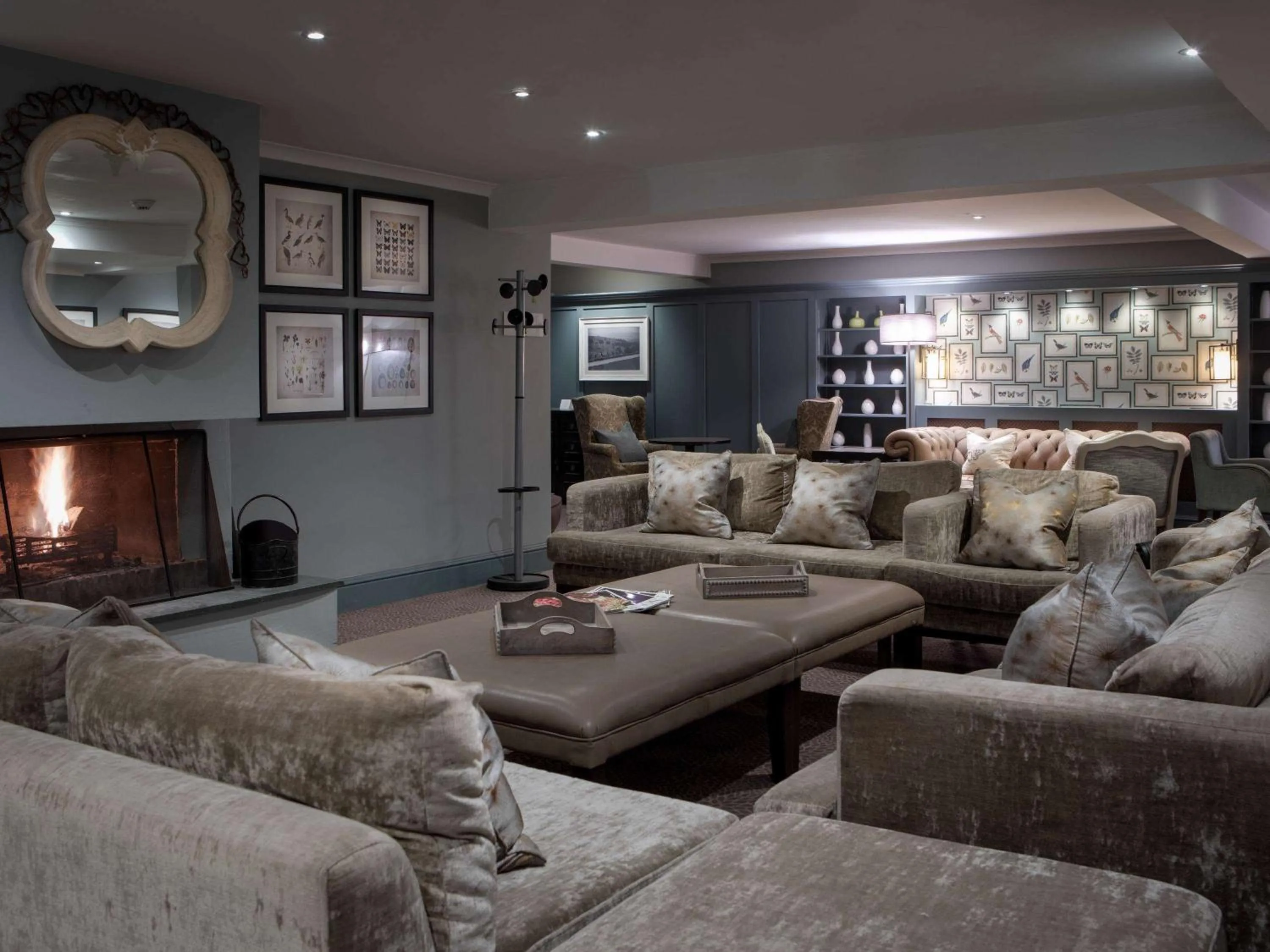 Lounge or bar in Sunday Box Hill Burford Bridge Hotel