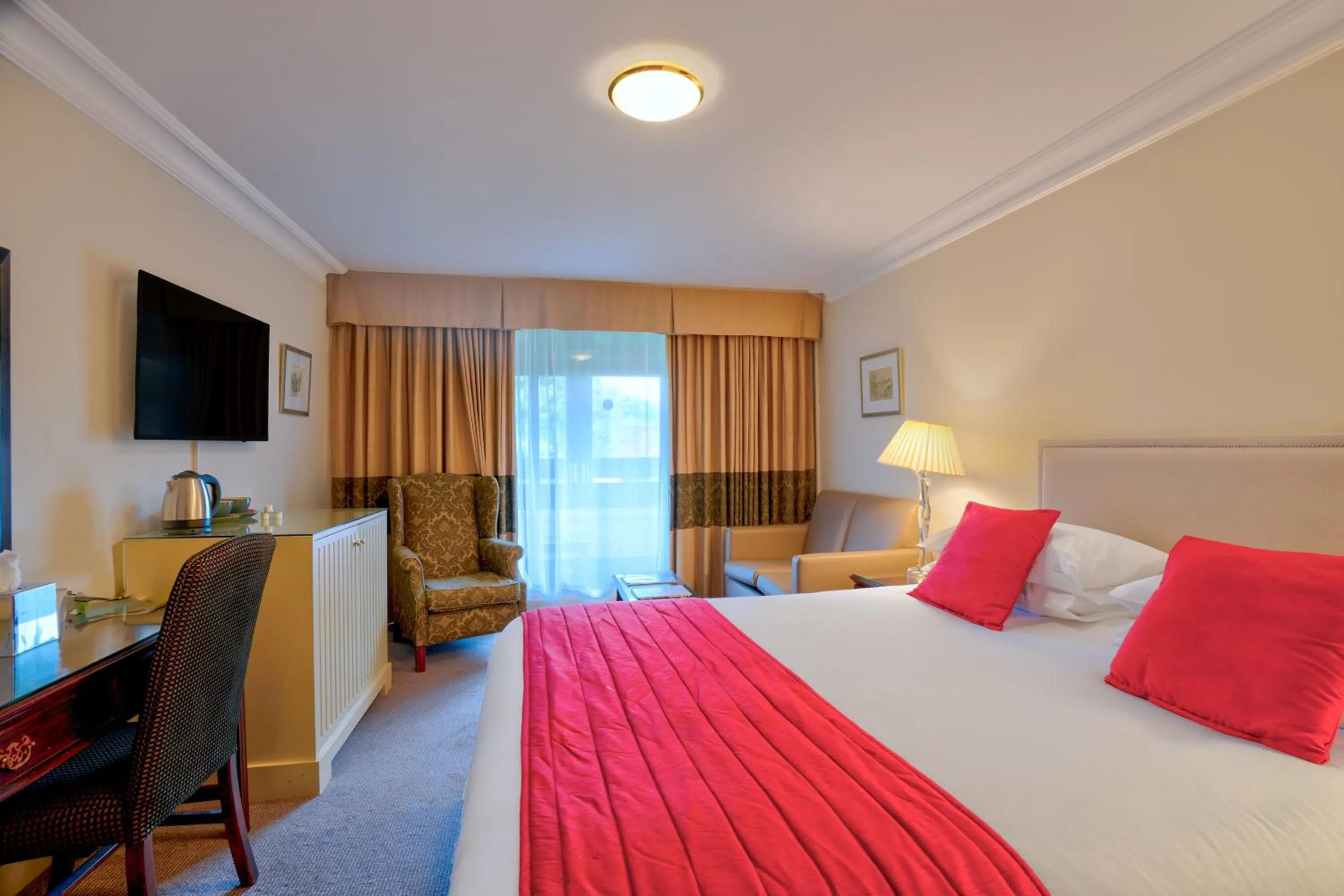 Bedroom, Bed in Sunday Box Hill Burford Bridge Hotel