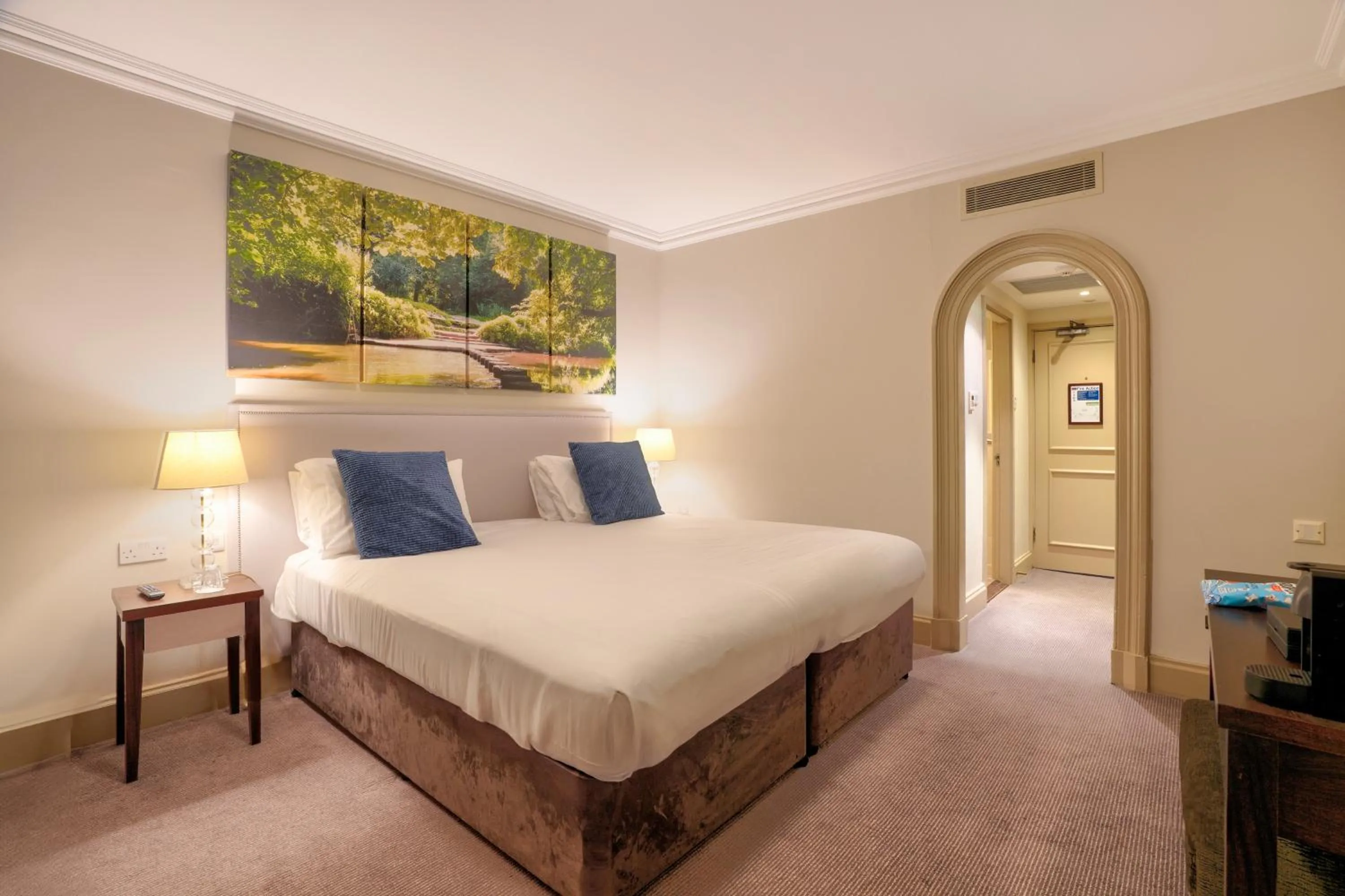 Bedroom, Bed in Sunday Box Hill Burford Bridge Hotel