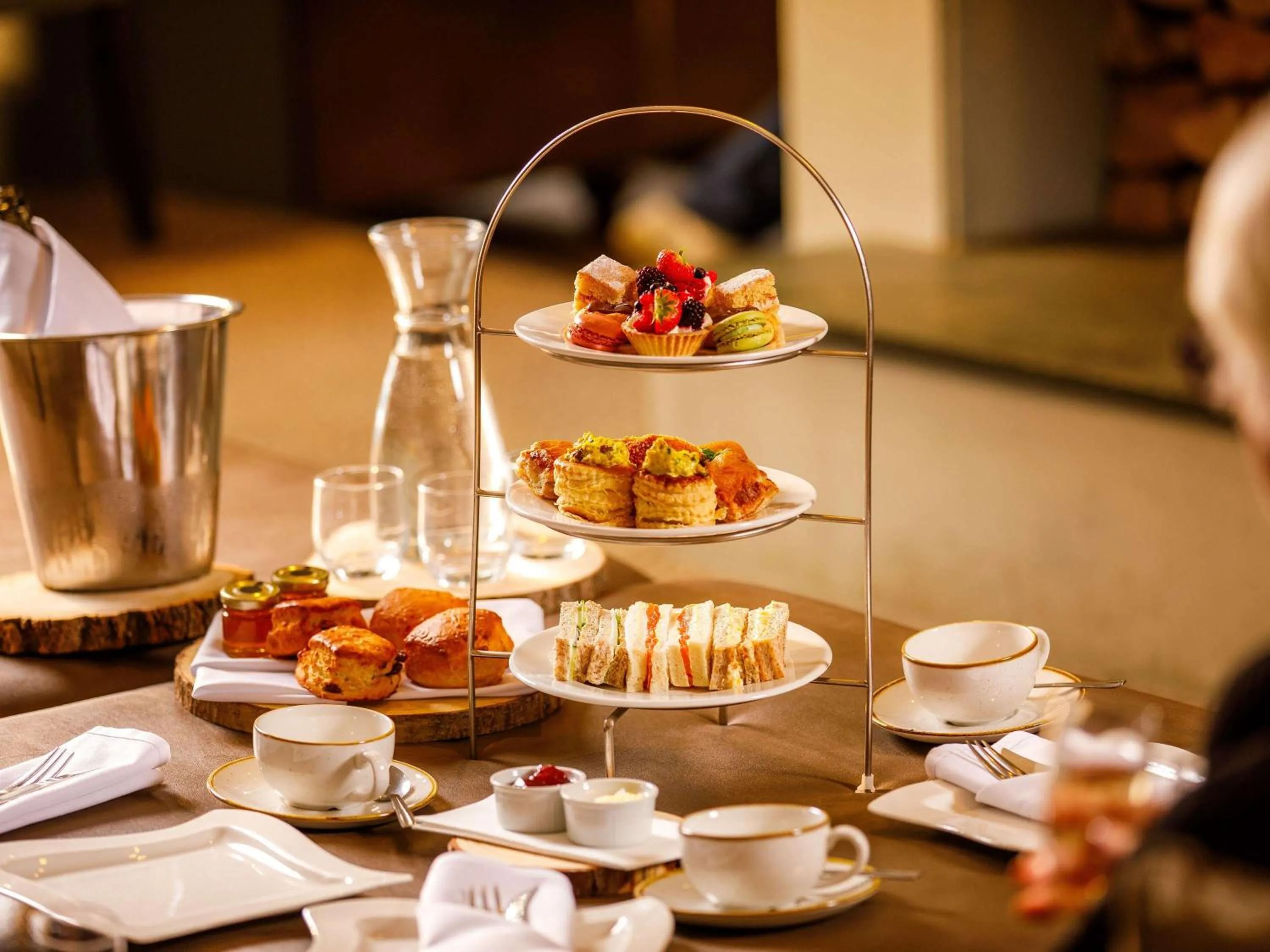 Restaurant/places to eat in Sunday Box Hill Burford Bridge Hotel