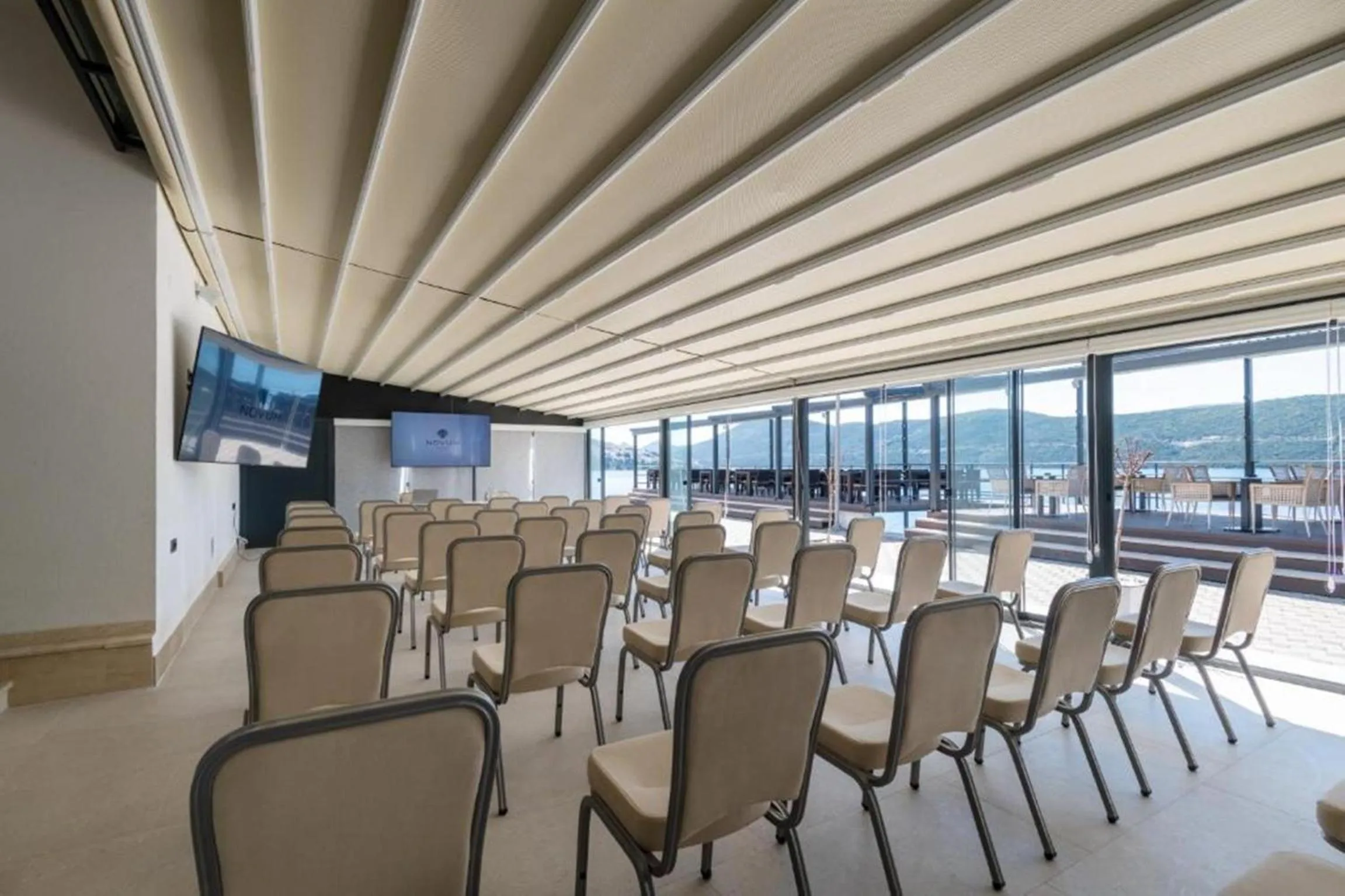 Communal lounge/ TV room in Hotel Novum