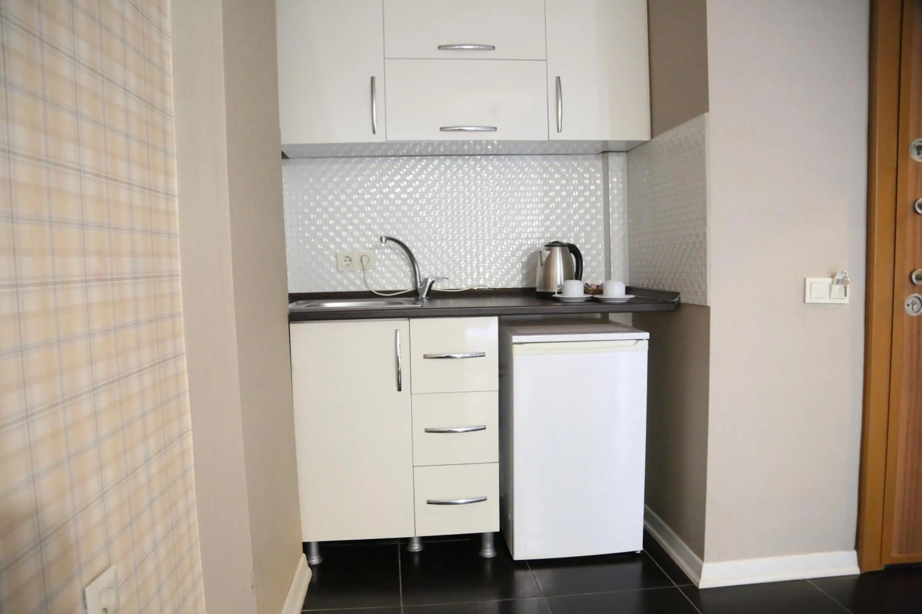 Kitchen or kitchenette in Maidos suites