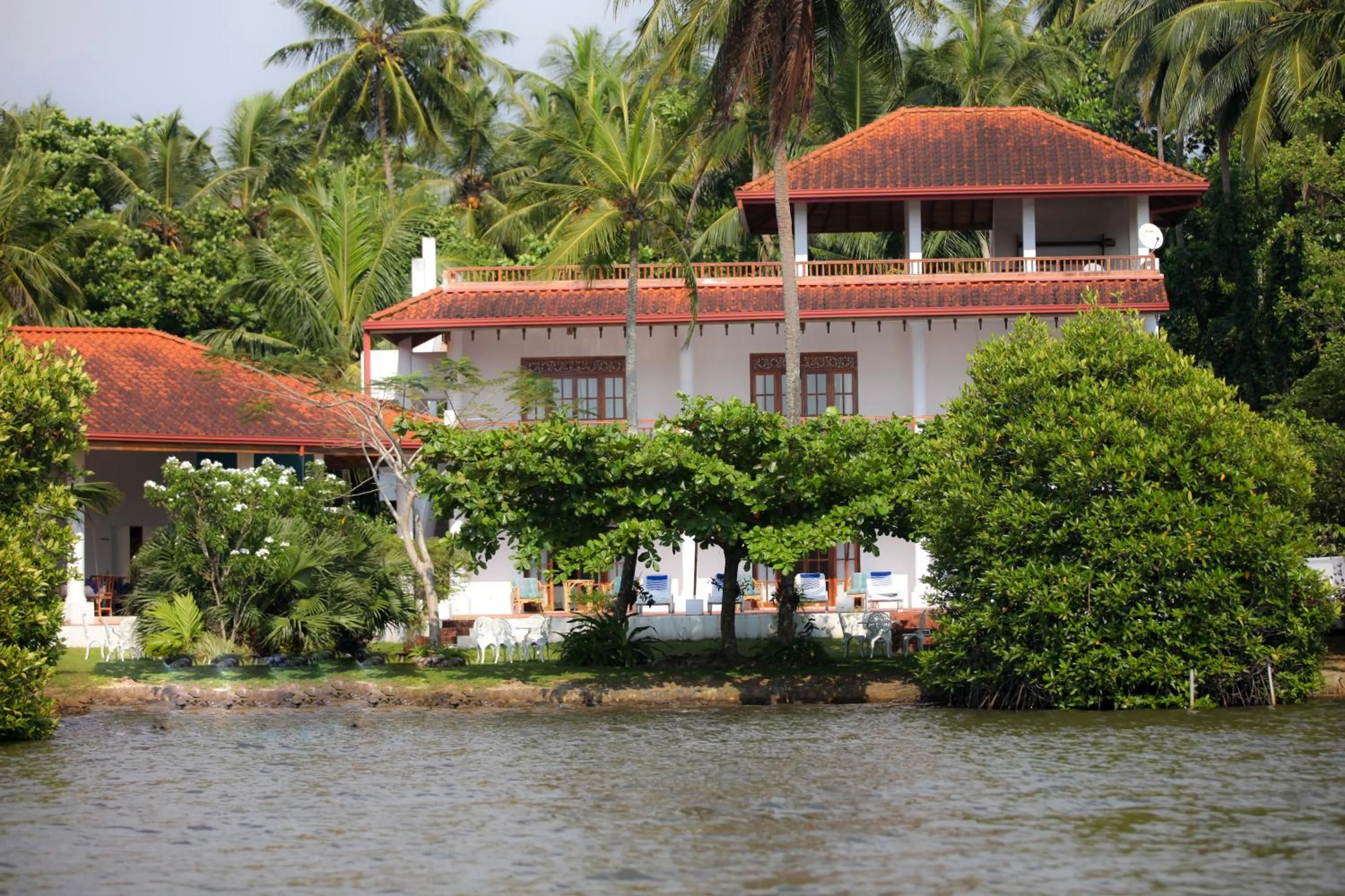 Facade/entrance in Waterside Bentota