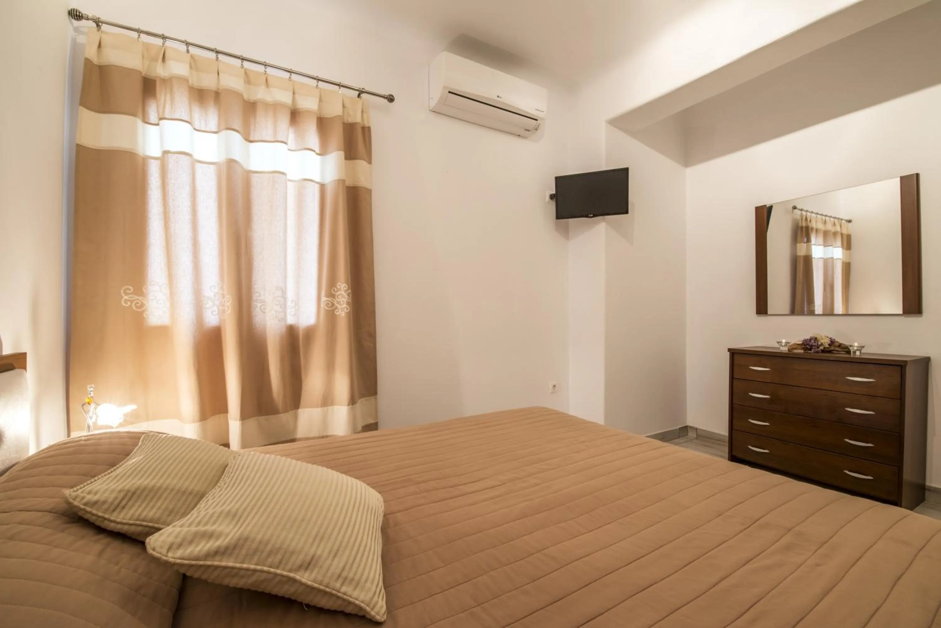 Photo of the whole room, Bed in Manolia View Mykonos