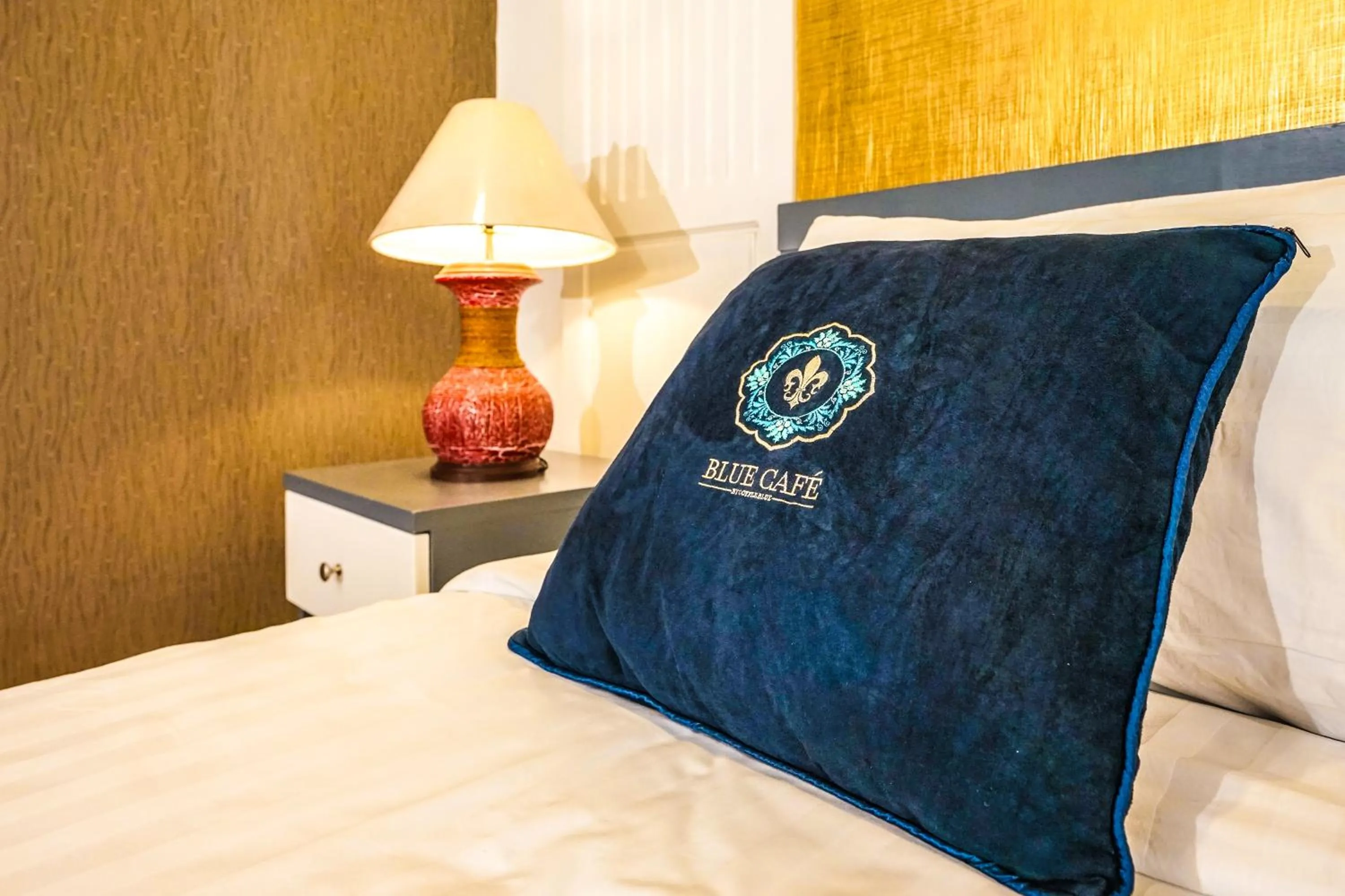 Bed in Blue cafe Apartments