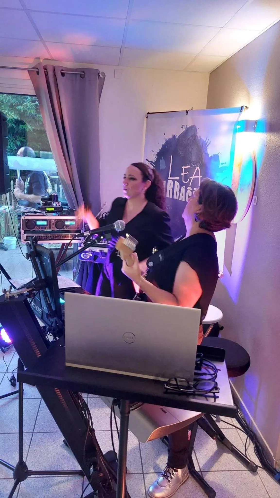 Evening entertainment in Logis Hôtel L'Air Marin