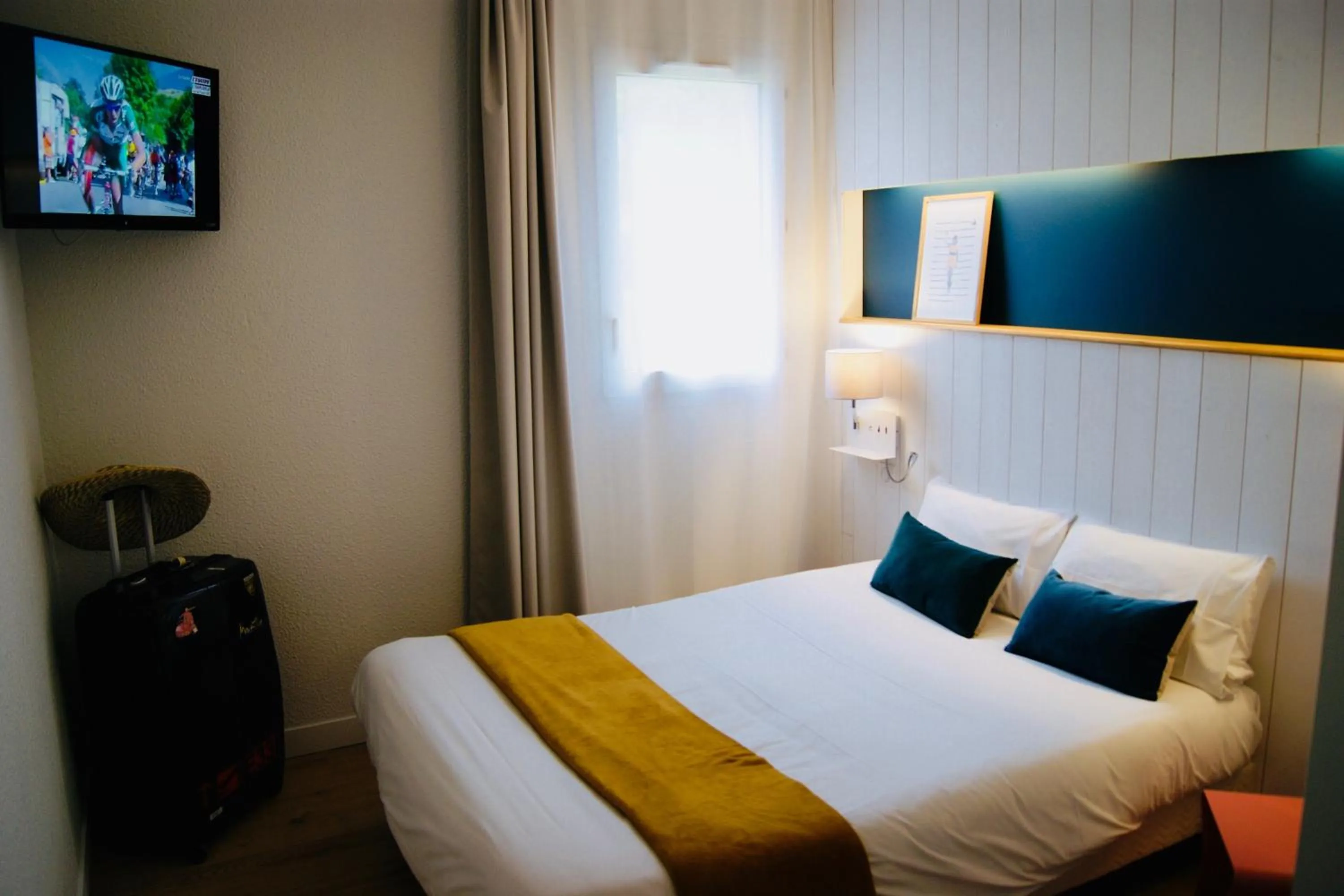 Bed in Logis Hôtel L'Air Marin