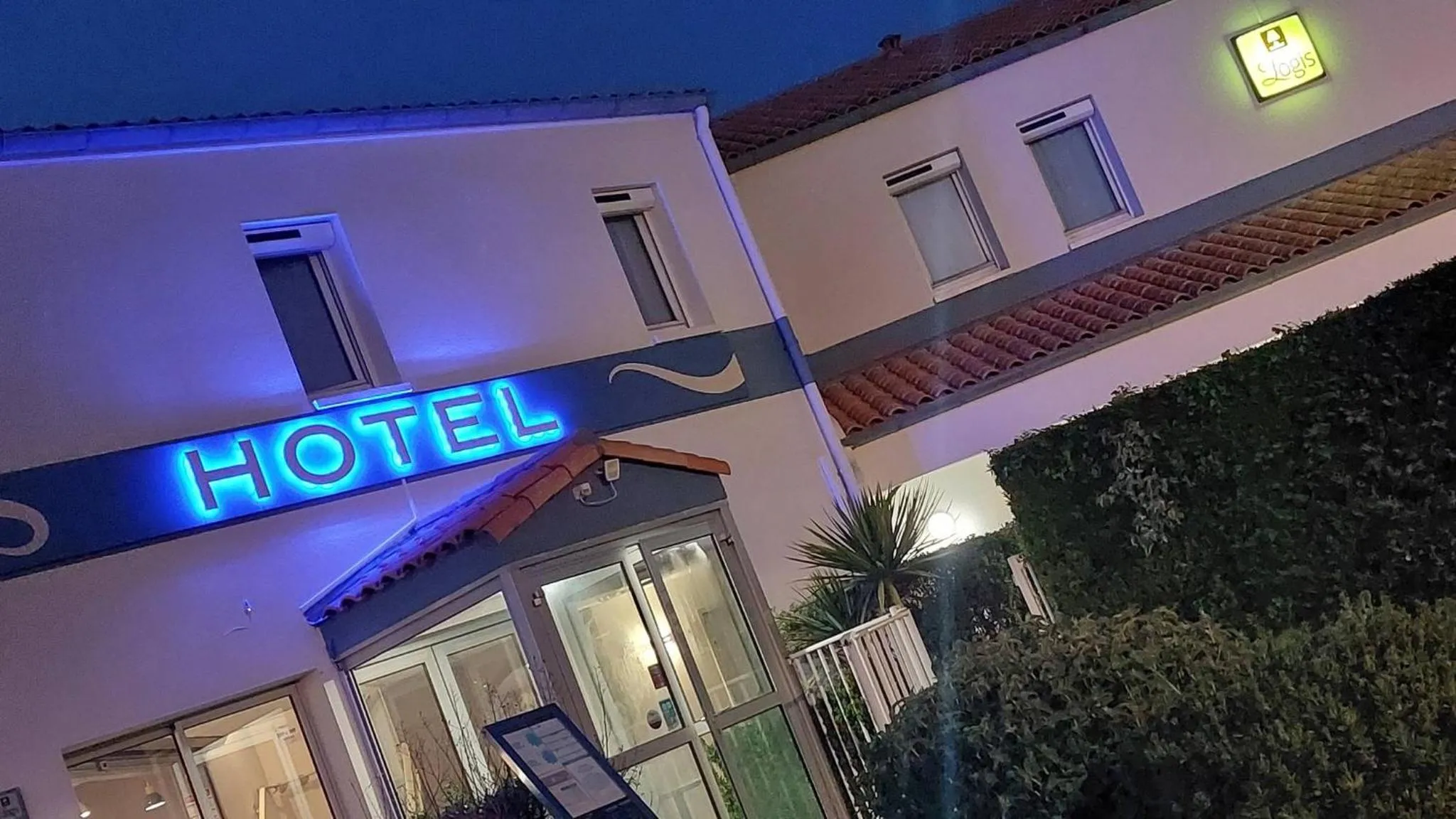 Facade/entrance in Logis Hôtel L'Air Marin