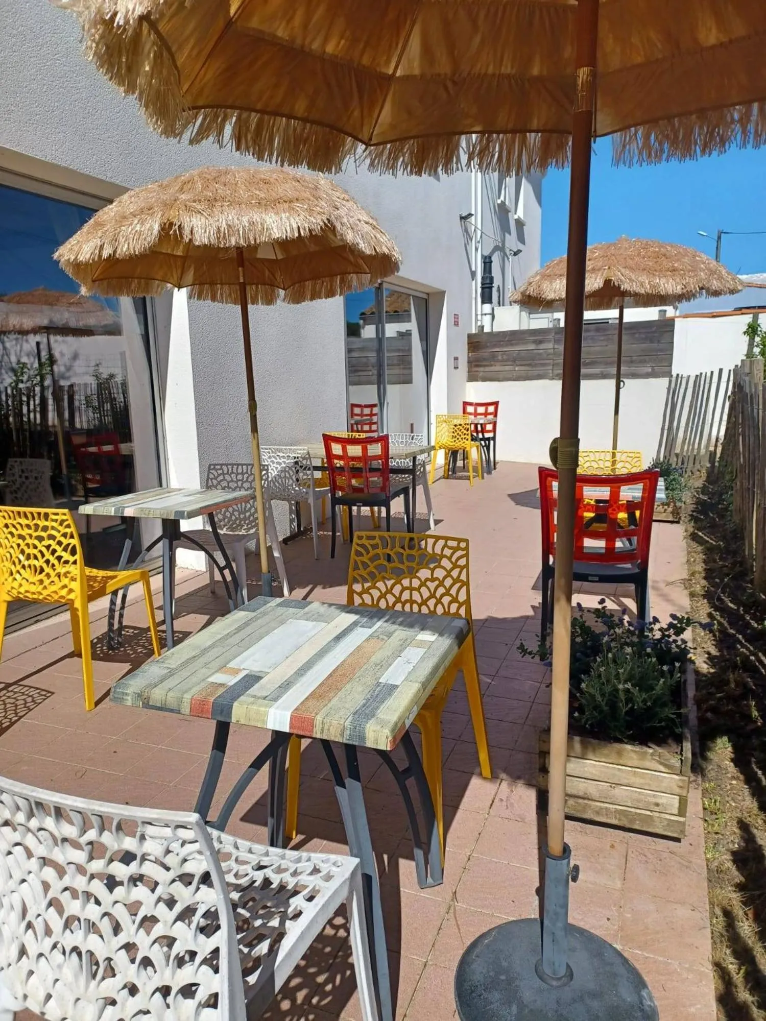 Patio in Logis Hôtel L'Air Marin