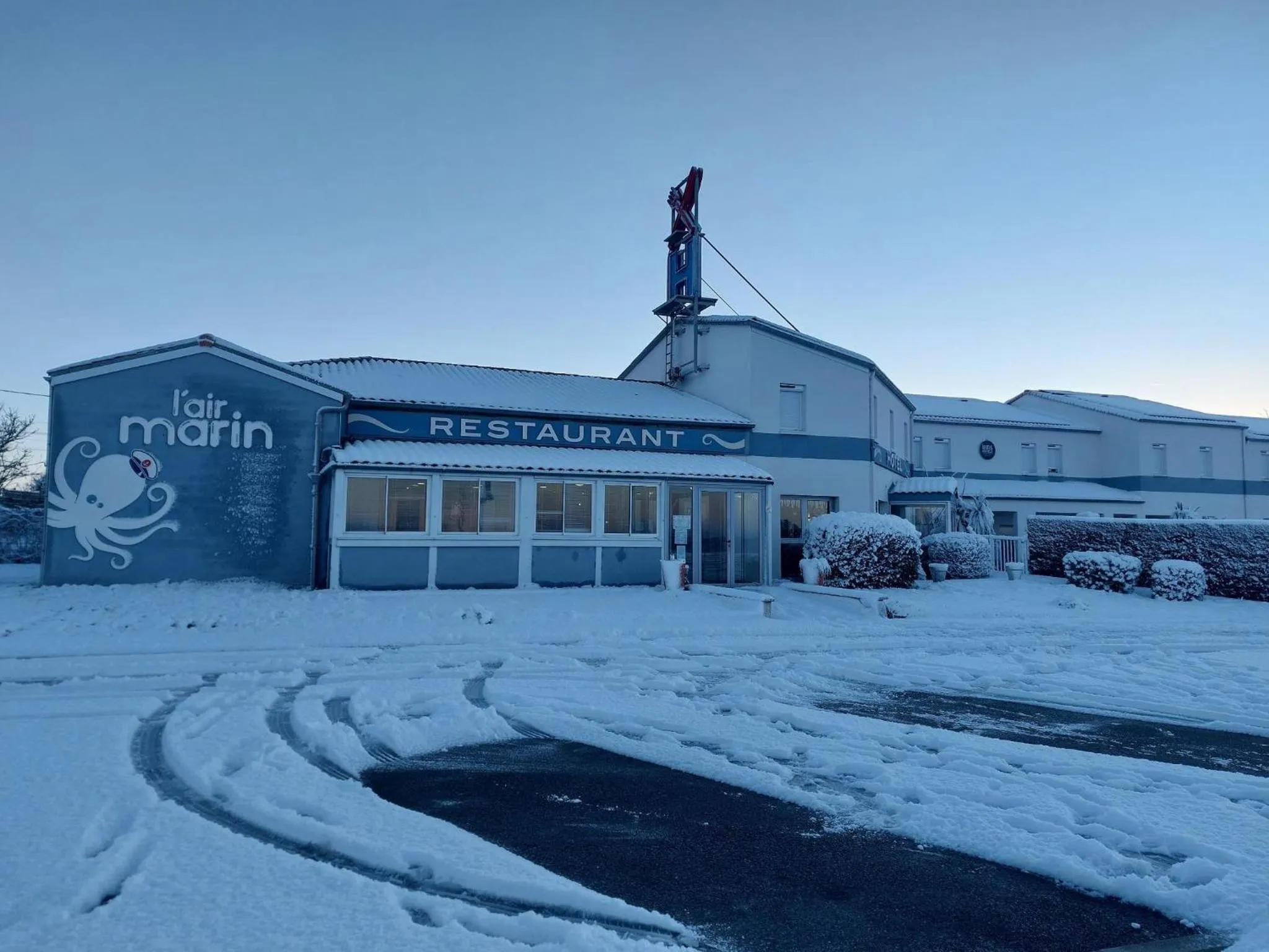 Facade/entrance in Logis Hôtel L'Air Marin