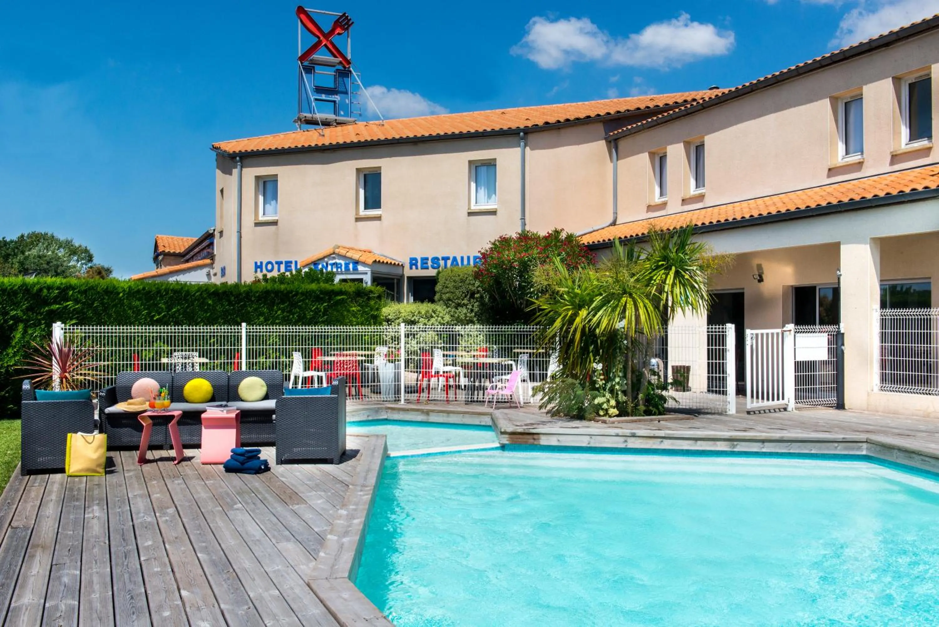 Pool view in Logis Hôtel L'Air Marin