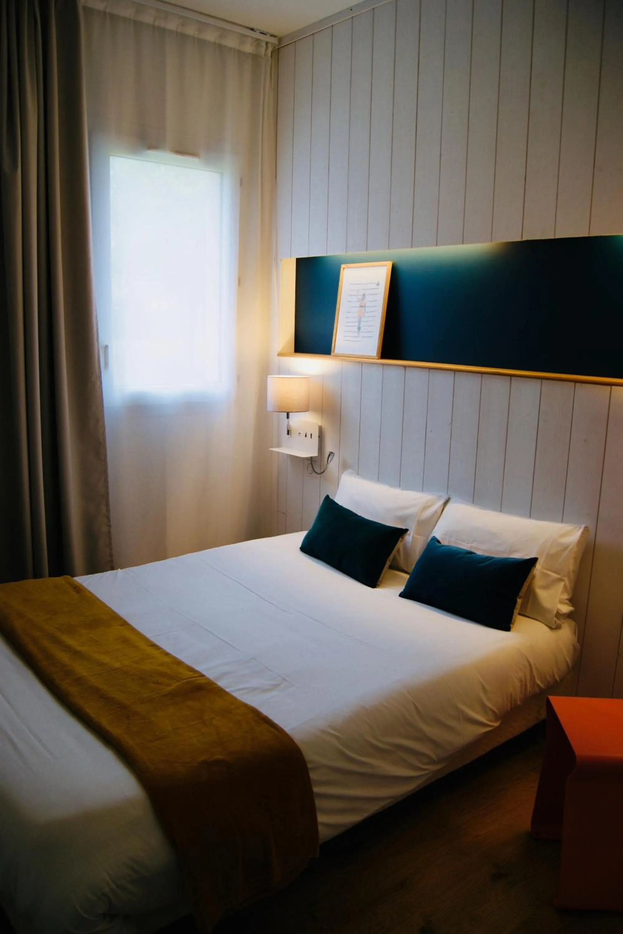 Bed in Logis Hôtel L'Air Marin