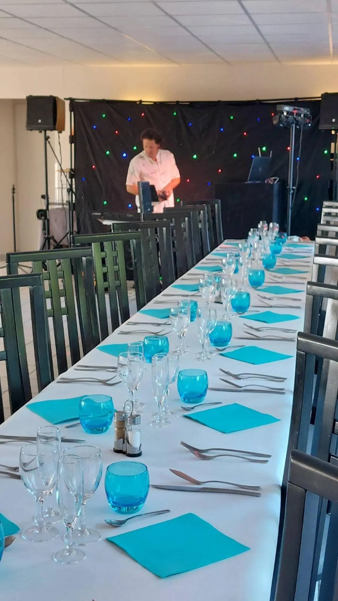 Evening entertainment in Logis Hôtel L'Air Marin